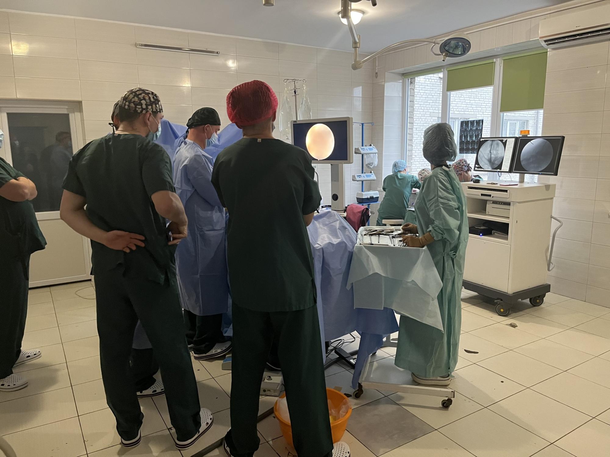 Через кілька годин пацієнтка вже ходила: у Львові лікарі провели унікальну операцію  на хребті