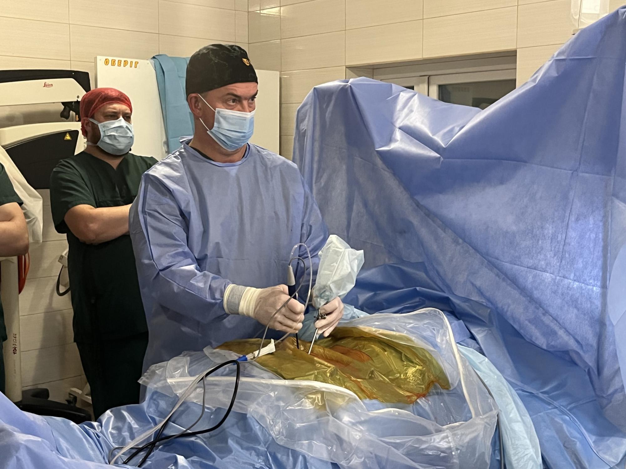 Через кілька годин пацієнтка вже ходила: у Львові лікарі провели унікальну операцію  на хребті