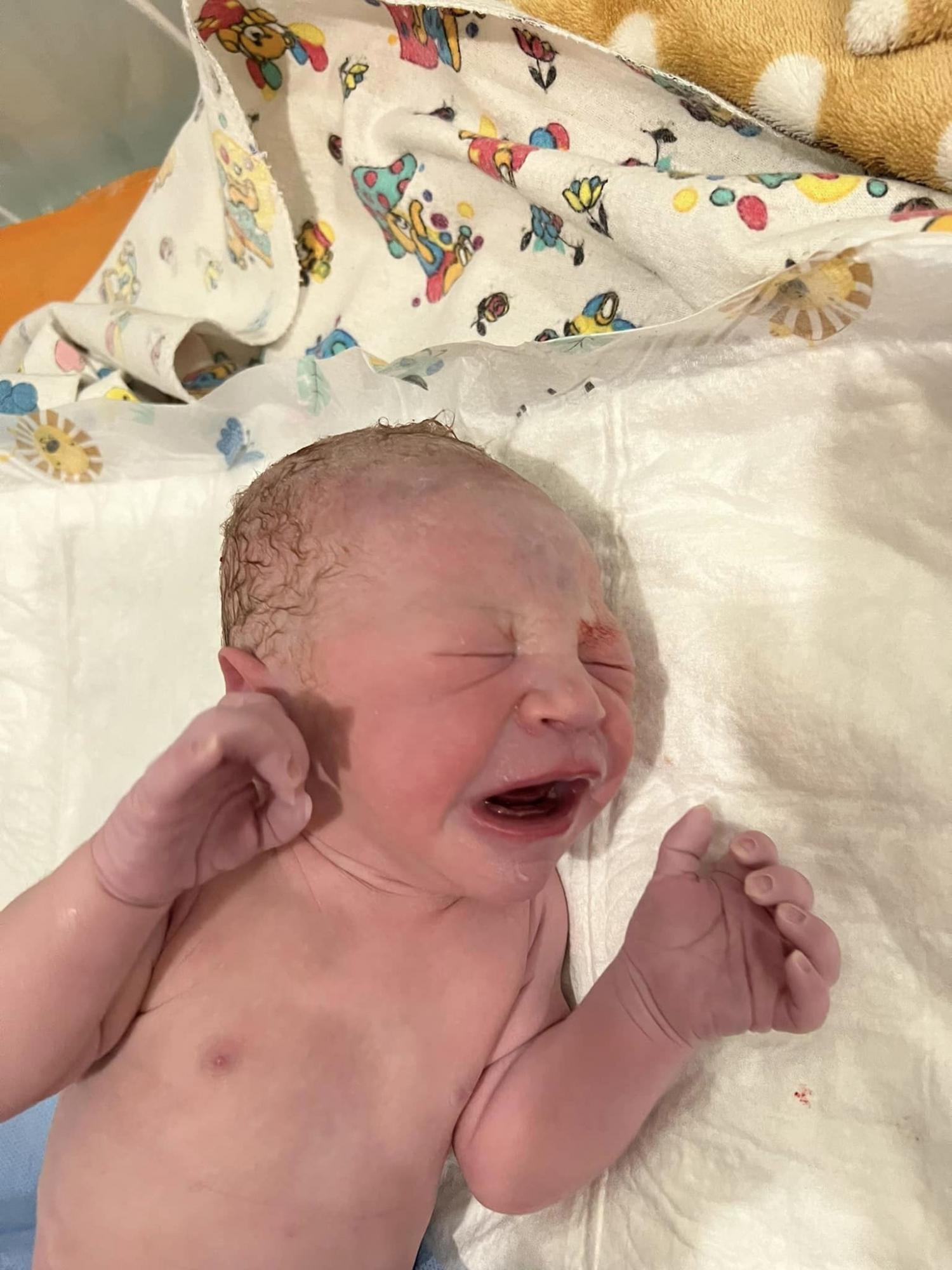 Жизнь продолжается: во время массового обстрела в бомбоубежище Калуша родился малыш