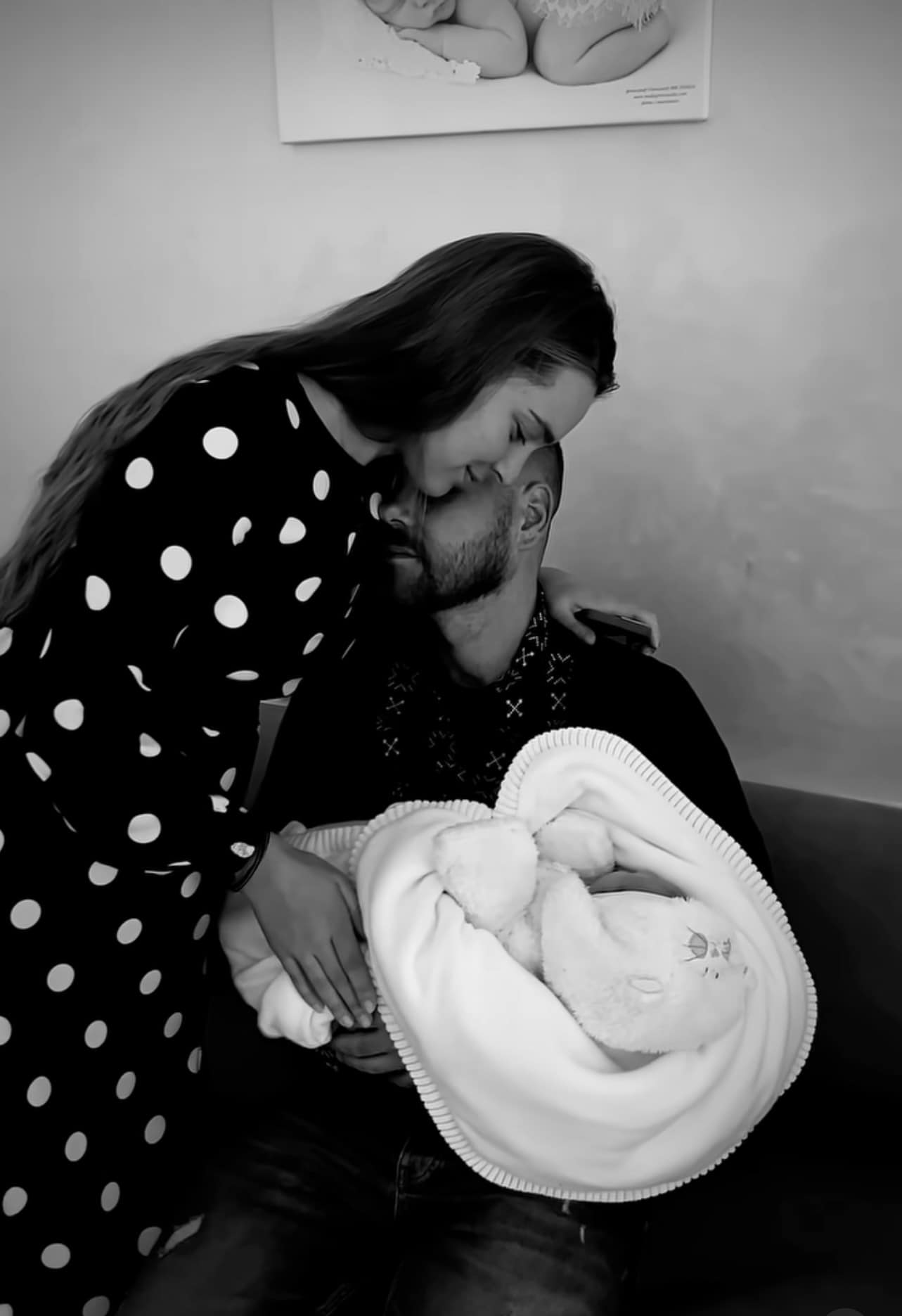 Захисник Маріуполя пройшов полон і встиг до народження первістка: милі відео і фото сім'ї "азовця"