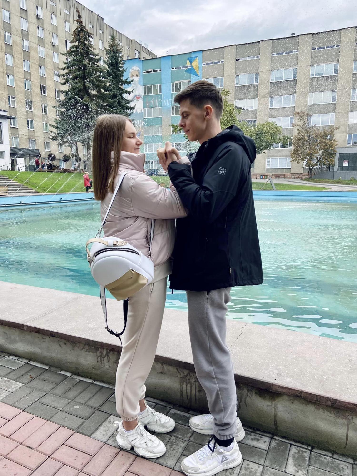 Одружились прямо у лікарні: історія кохання українського військового, який втратив руку