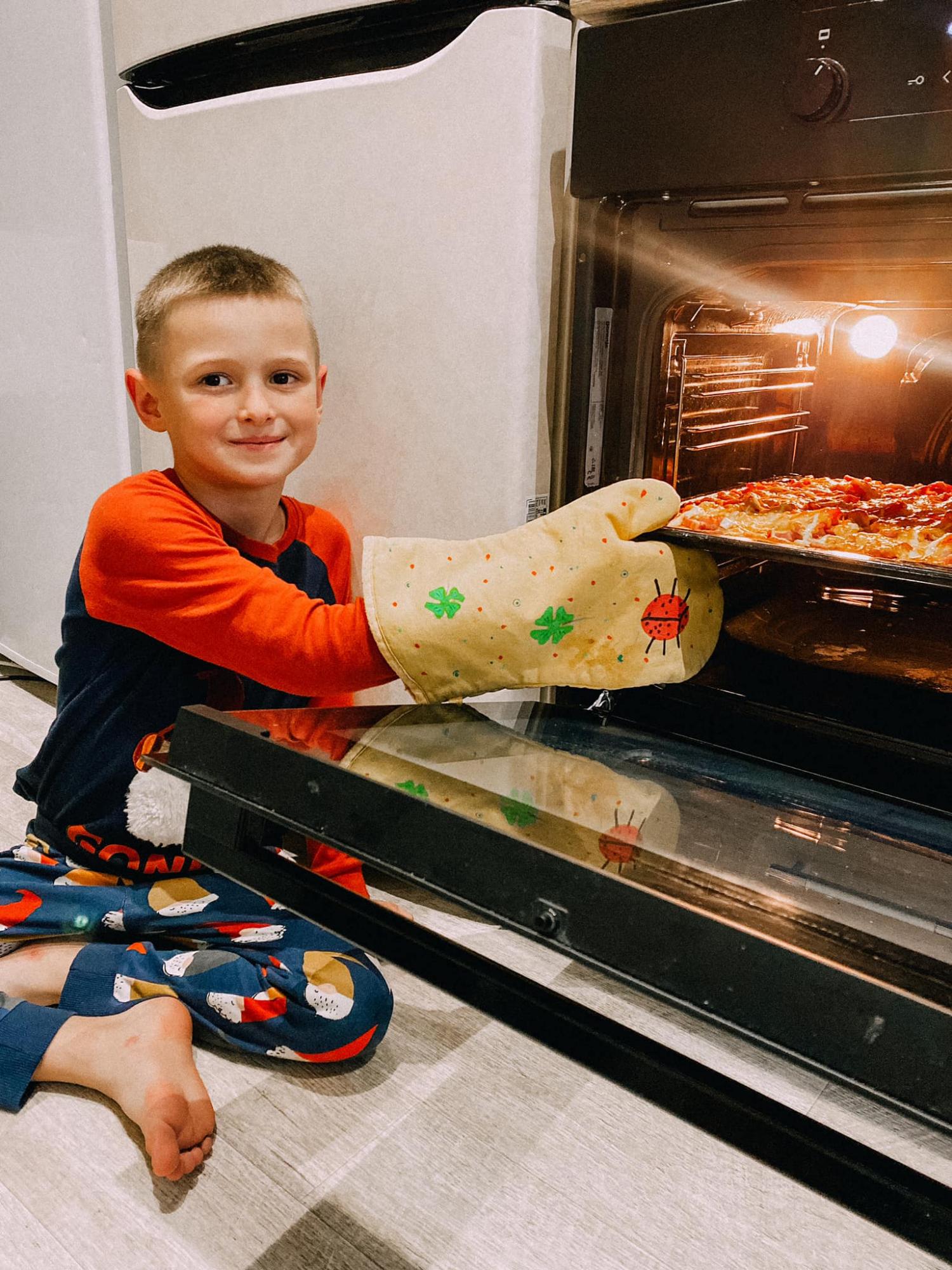 Был настолько голоден, что ел свои игрушки: 6-летний мальчик, потерявший родителей в Мариуполе, нашел новую семью