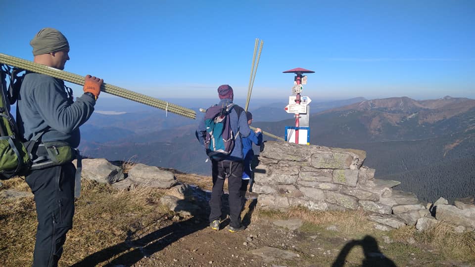 У місцях лавин. В Карпатах поновлюють зимове маркування для туристів