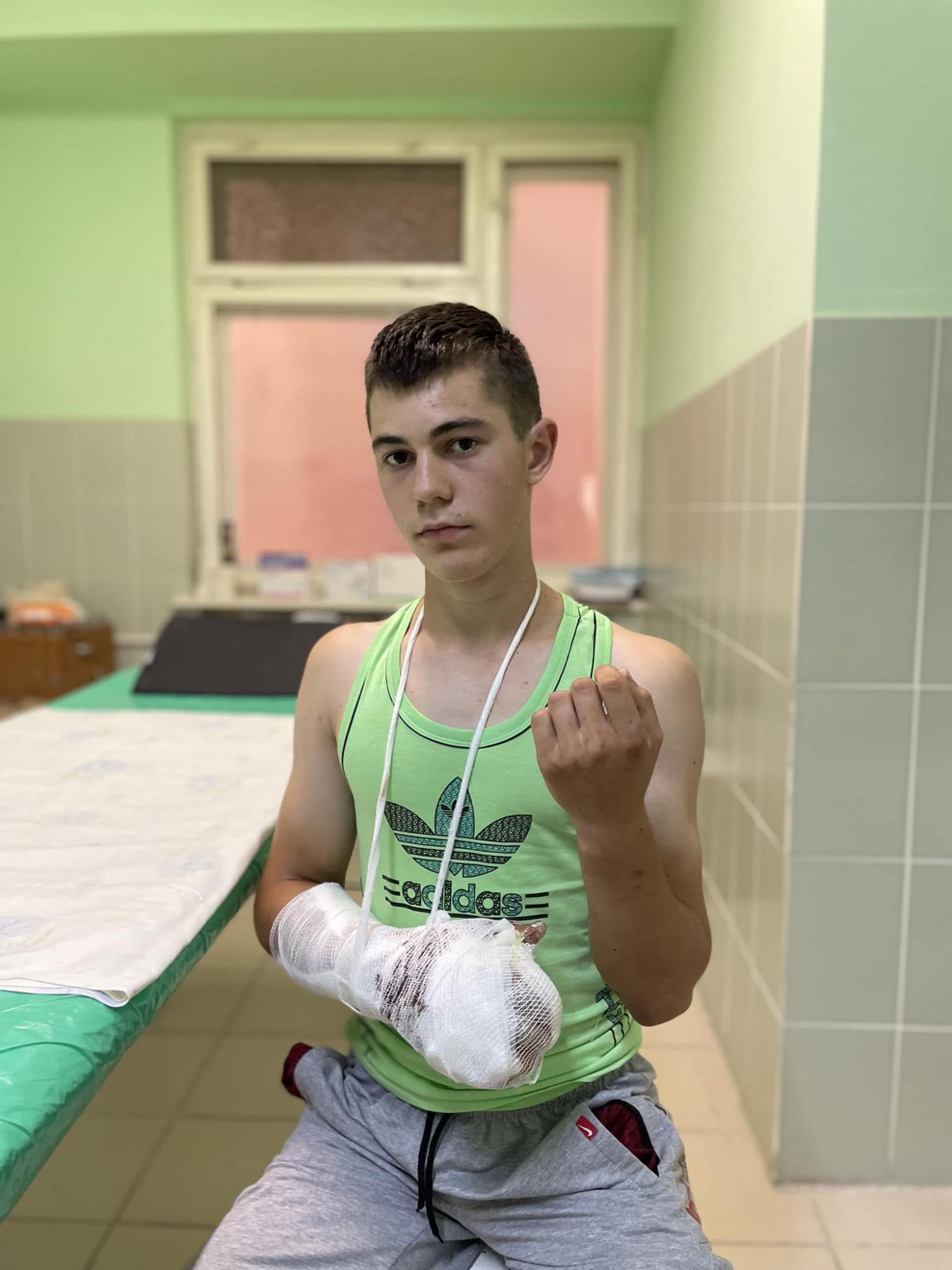Вперше працювали з такою складною травмою: у Львові лікарі дивом врятували хлопцю руку