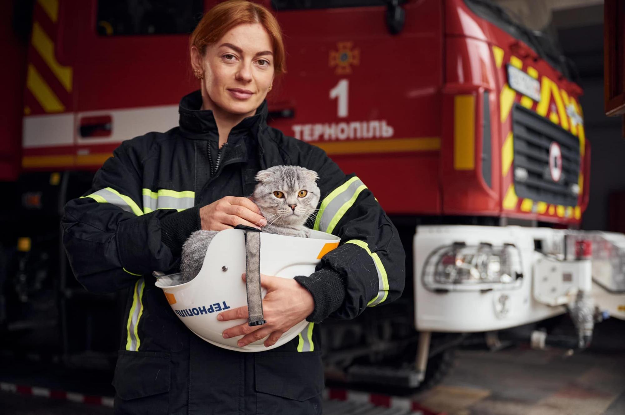 Это поразительно! Украинская спасательница надела форму, выполняя упражнения на перекладине