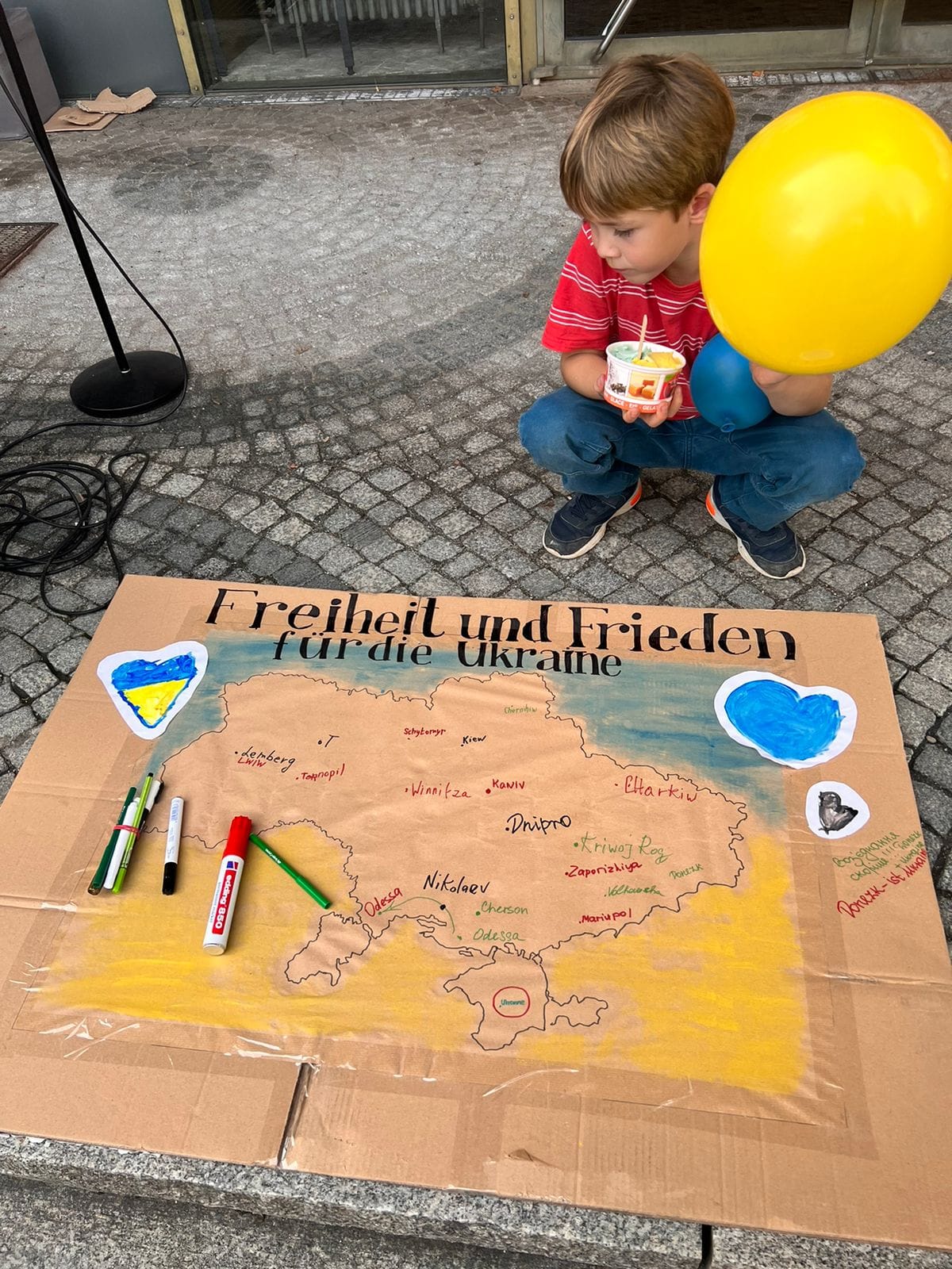 У Німеччині люди вийшли на підтримку українців і нагадали світу про війну: промовисті фото