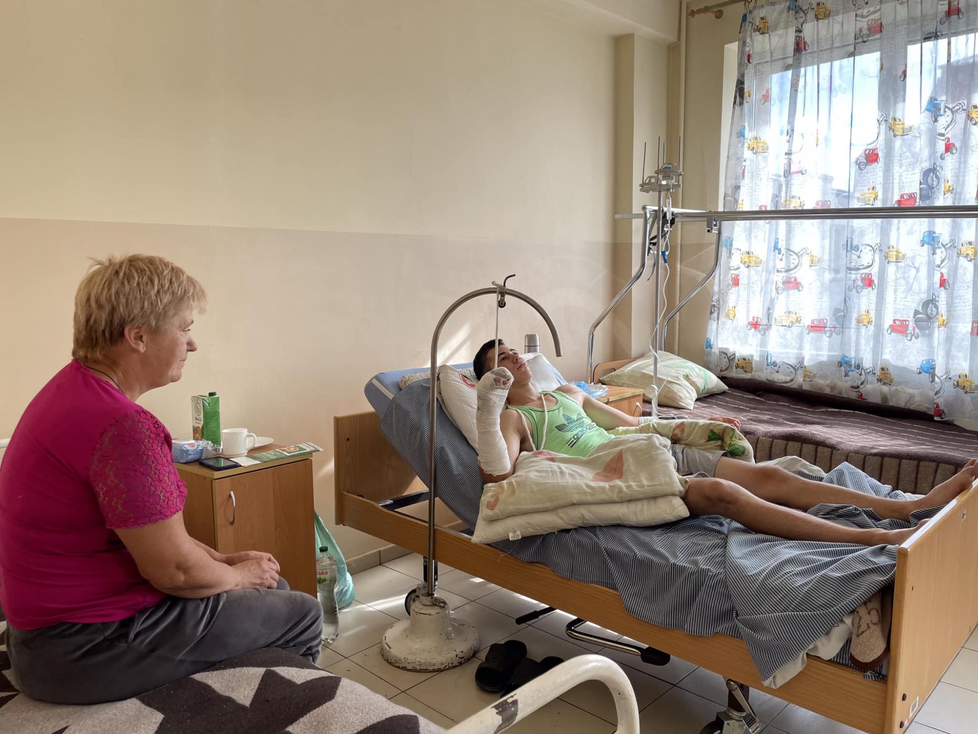 Вперше працювали з такою складною травмою: у Львові лікарі дивом врятували хлопцю руку