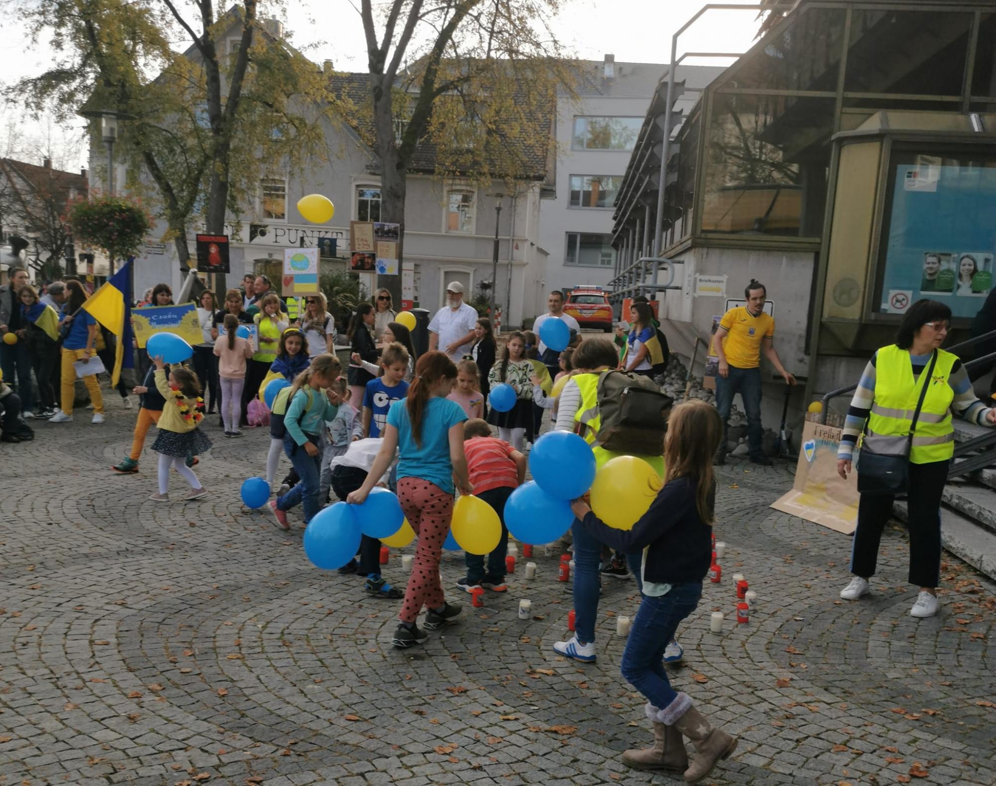 У Німеччині люди вийшли на підтримку українців і нагадали світу про війну: промовисті фото