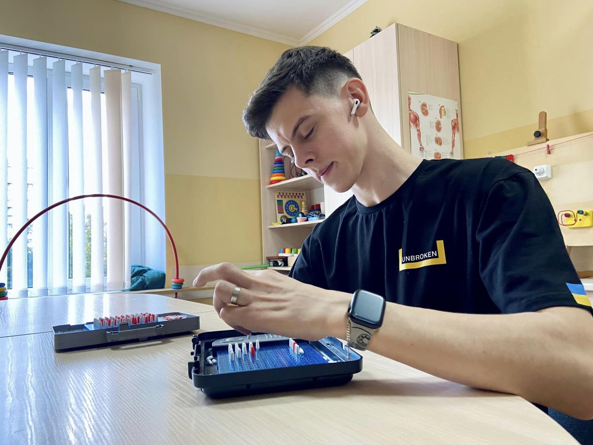 Одружились прямо у лікарні: історія кохання українського військового, який втратив руку