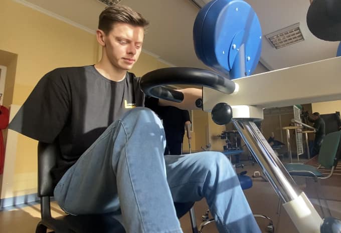 Одружились прямо у лікарні: історія кохання українського військового, який втратив руку