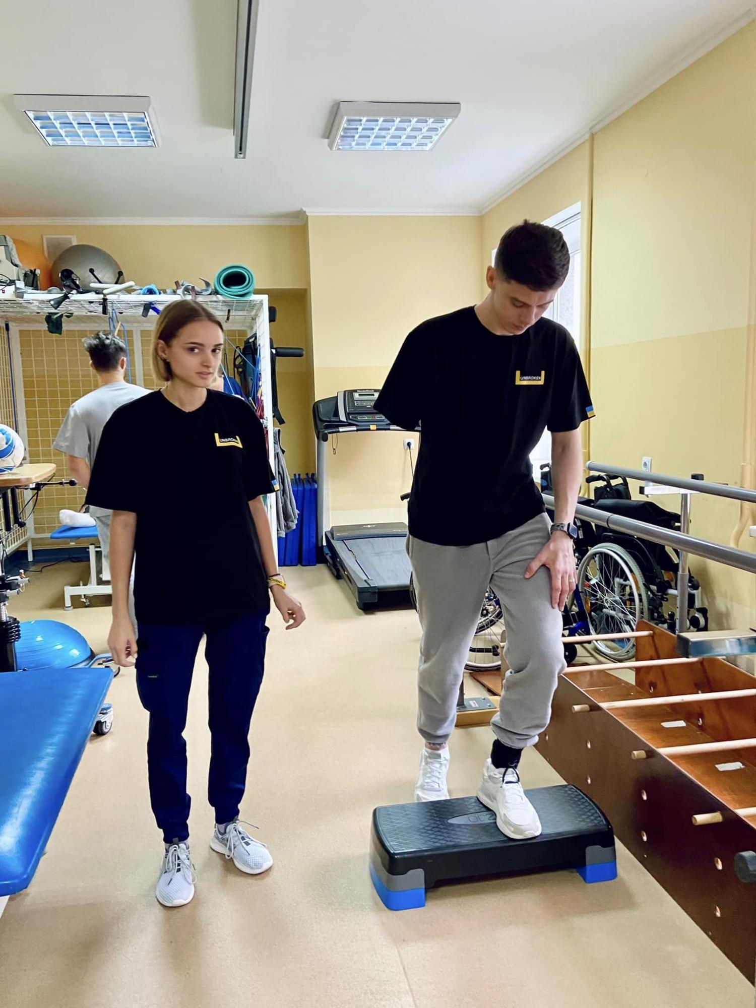 Одружились прямо у лікарні: історія кохання українського військового, який втратив руку