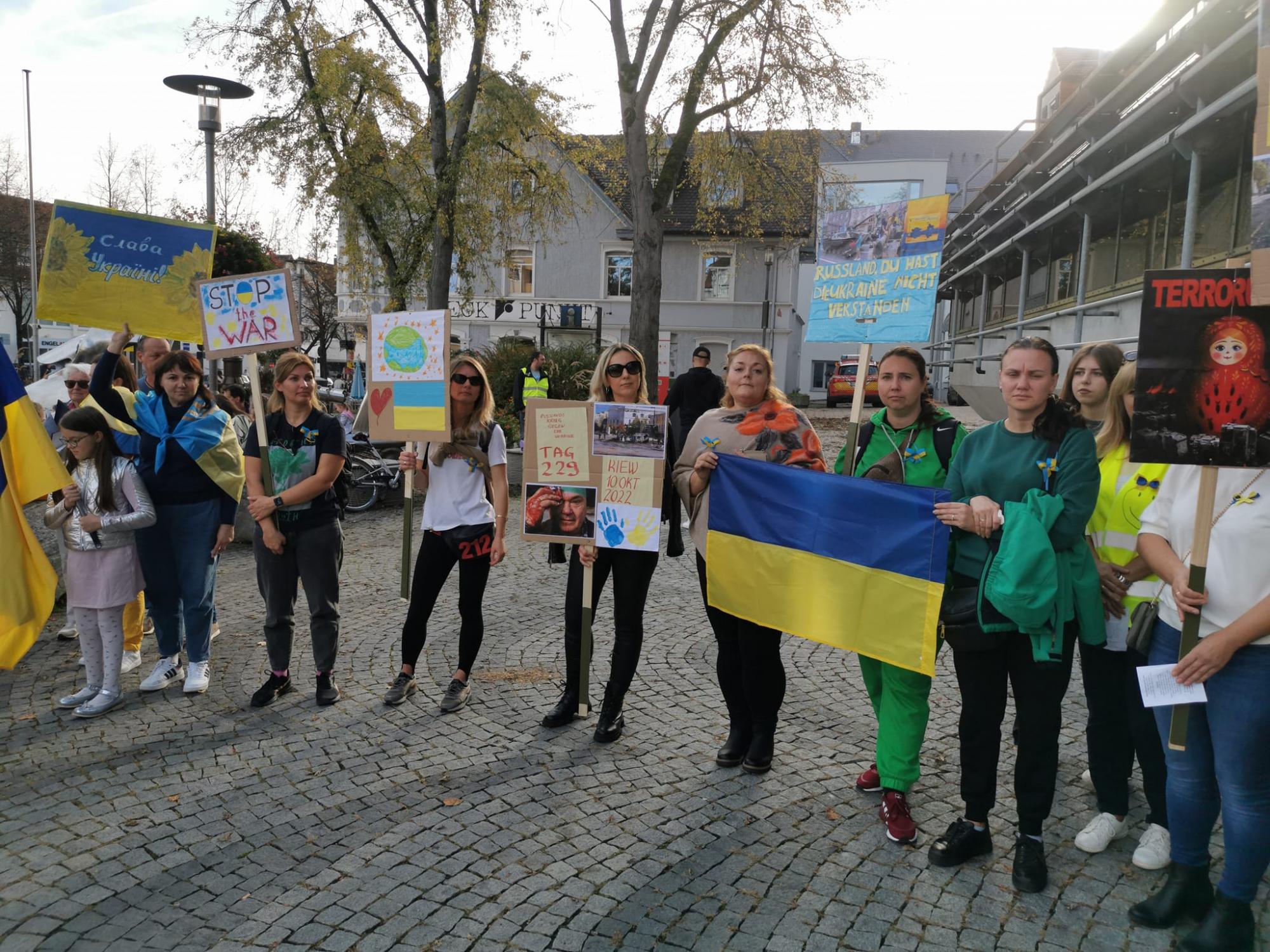 У Німеччині люди вийшли на підтримку українців і нагадали світу про війну: промовисті фото