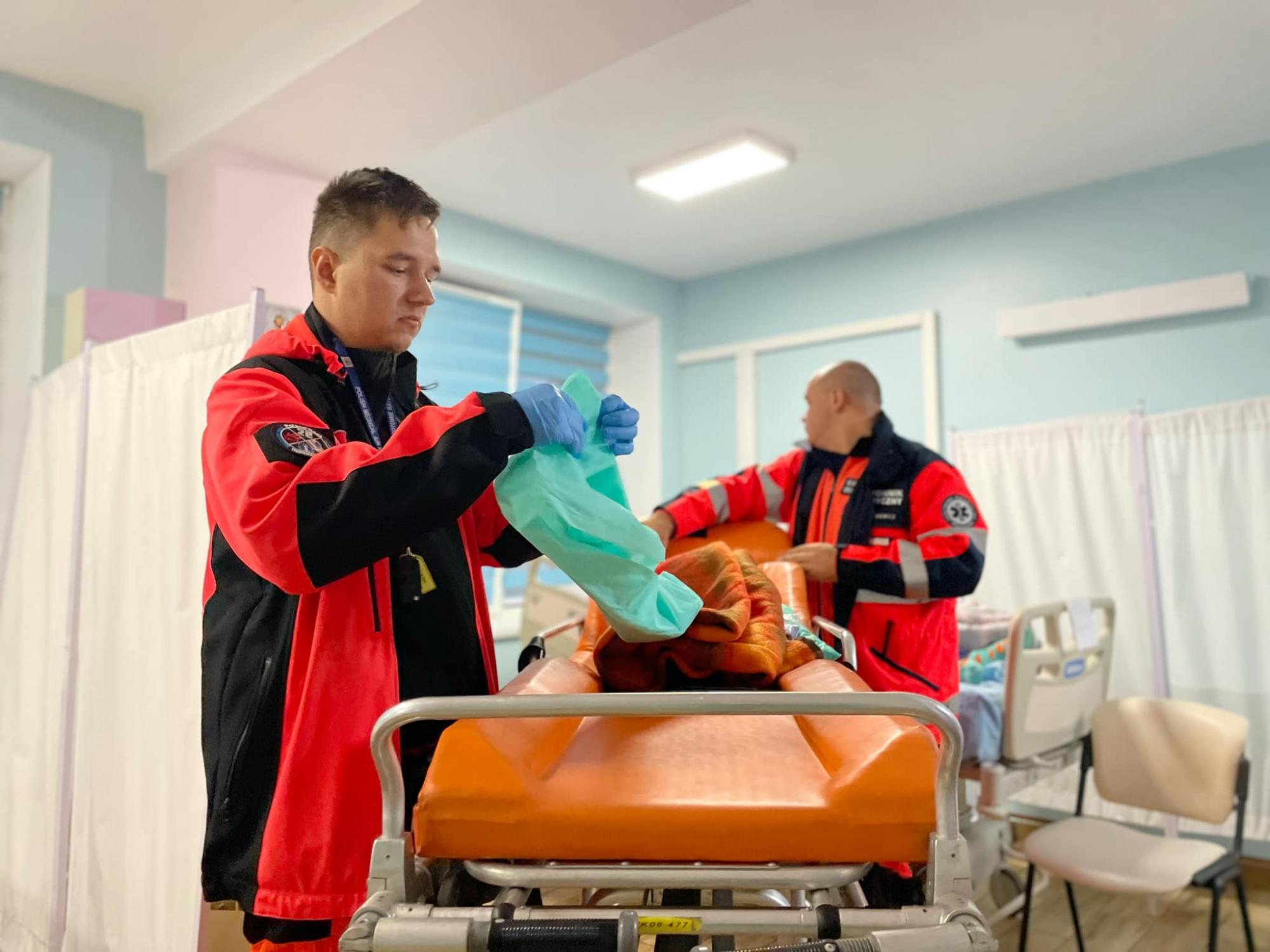 Мечтает снова играть в футбол: во Львове врачи спасают парня, чудом выжившего в результате обстрела РФ