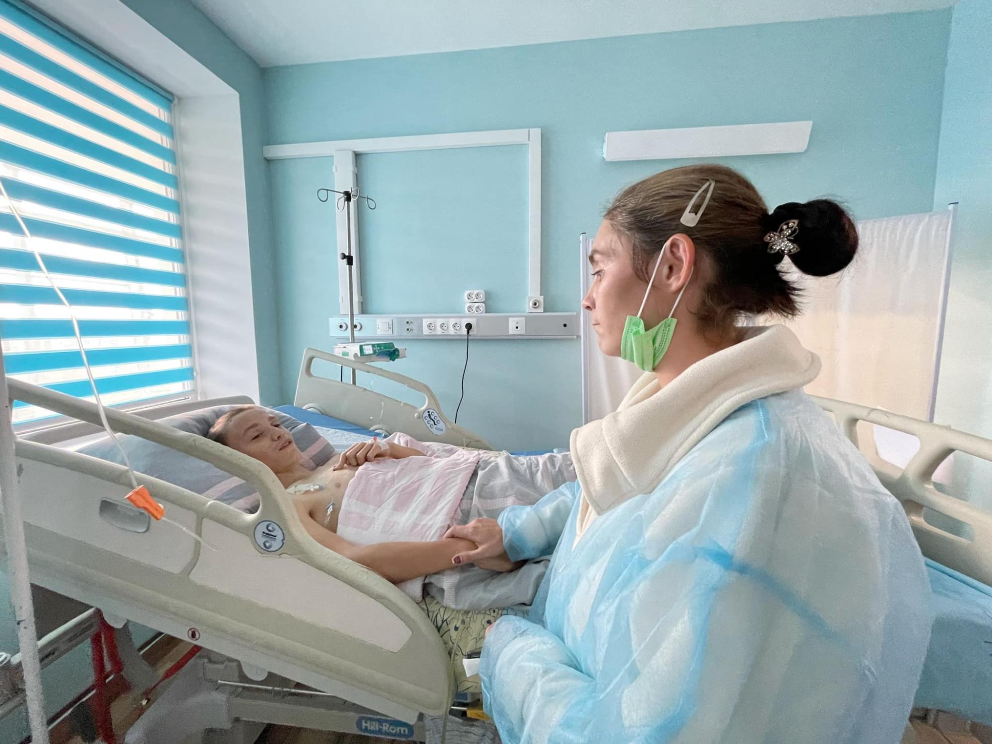 Мечтает снова играть в футбол: во Львове врачи спасают парня, чудом выжившего в результате обстрела РФ