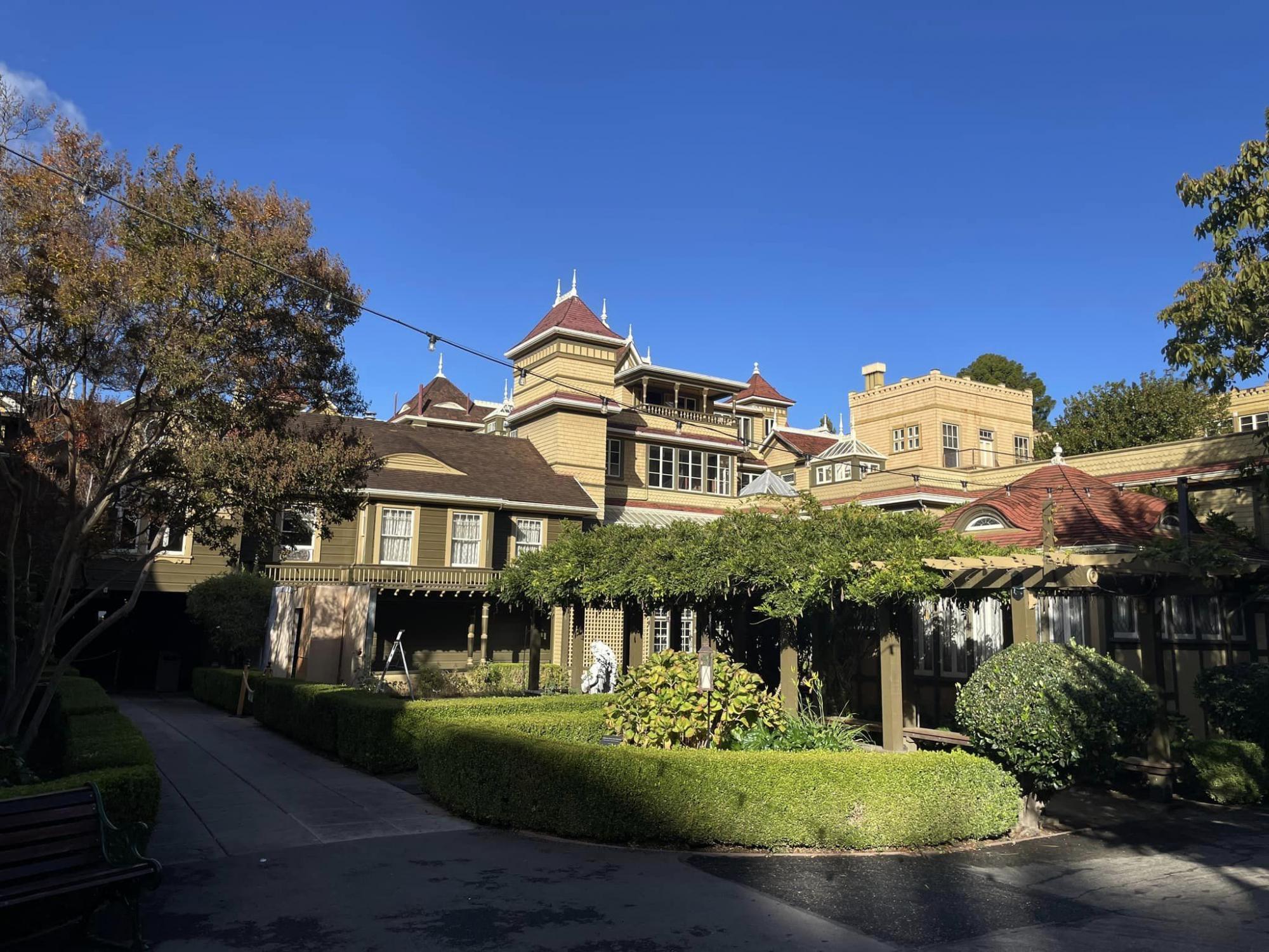 Українець показав будинок із лабіринтами для духів: захоплюючі фото