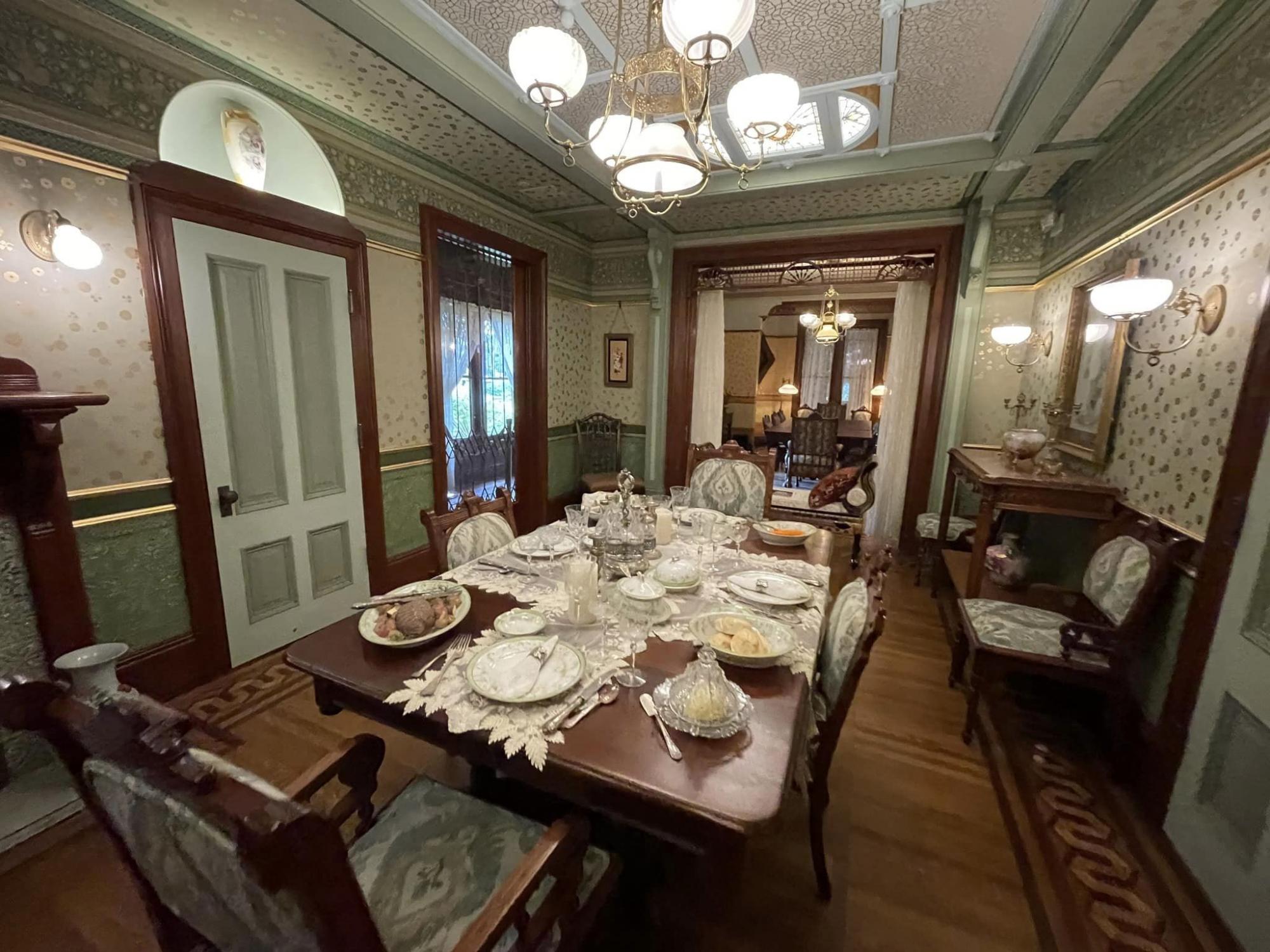 Українець показав будинок із лабіринтами для духів: захоплюючі фото