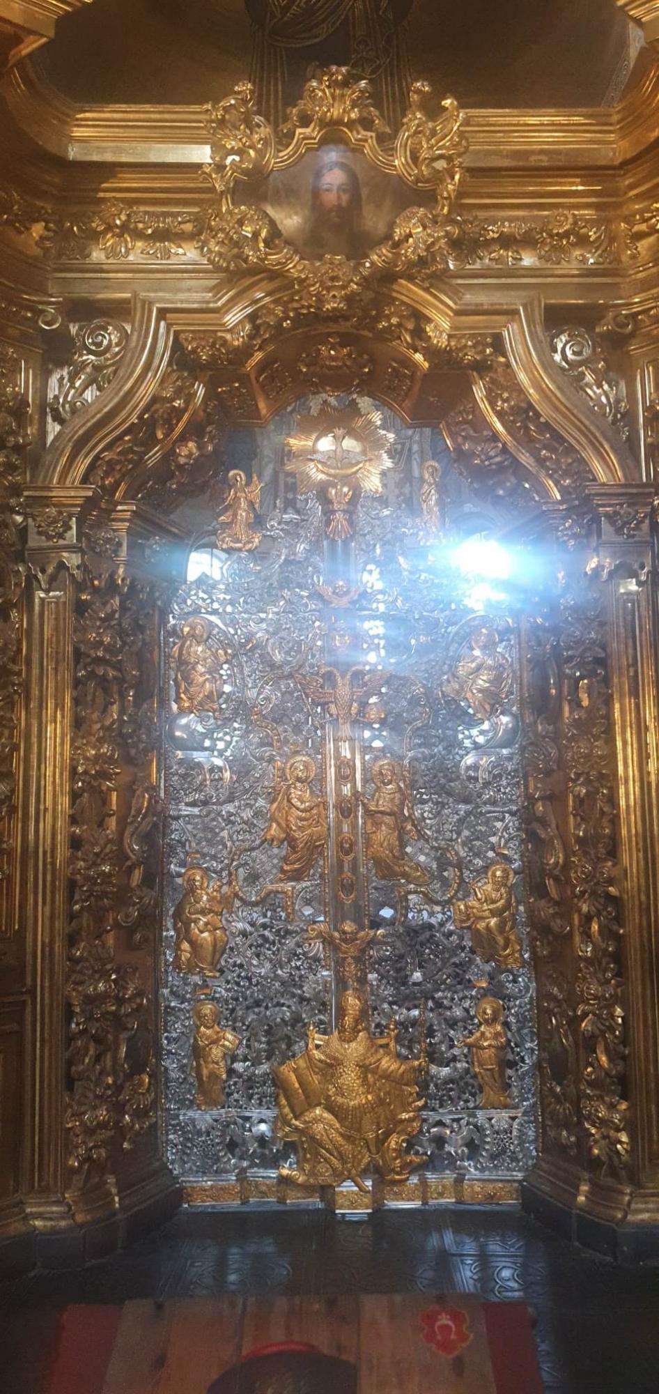 Двоголовий орел у центрі Києва: чому не прибирають ворожий символ зі святинь