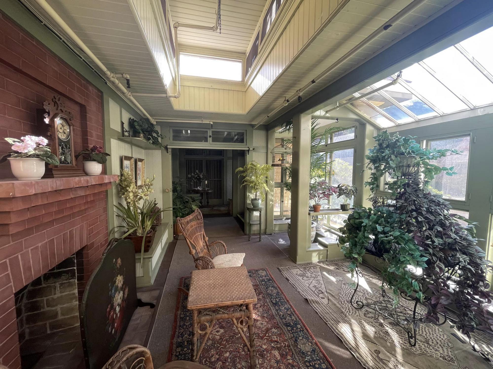 Українець показав будинок із лабіринтами для духів: захоплюючі фото