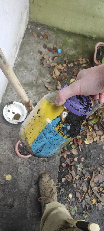 "Символ нескореності": українець закопав на городі прапор, щоб заховати від окупантів