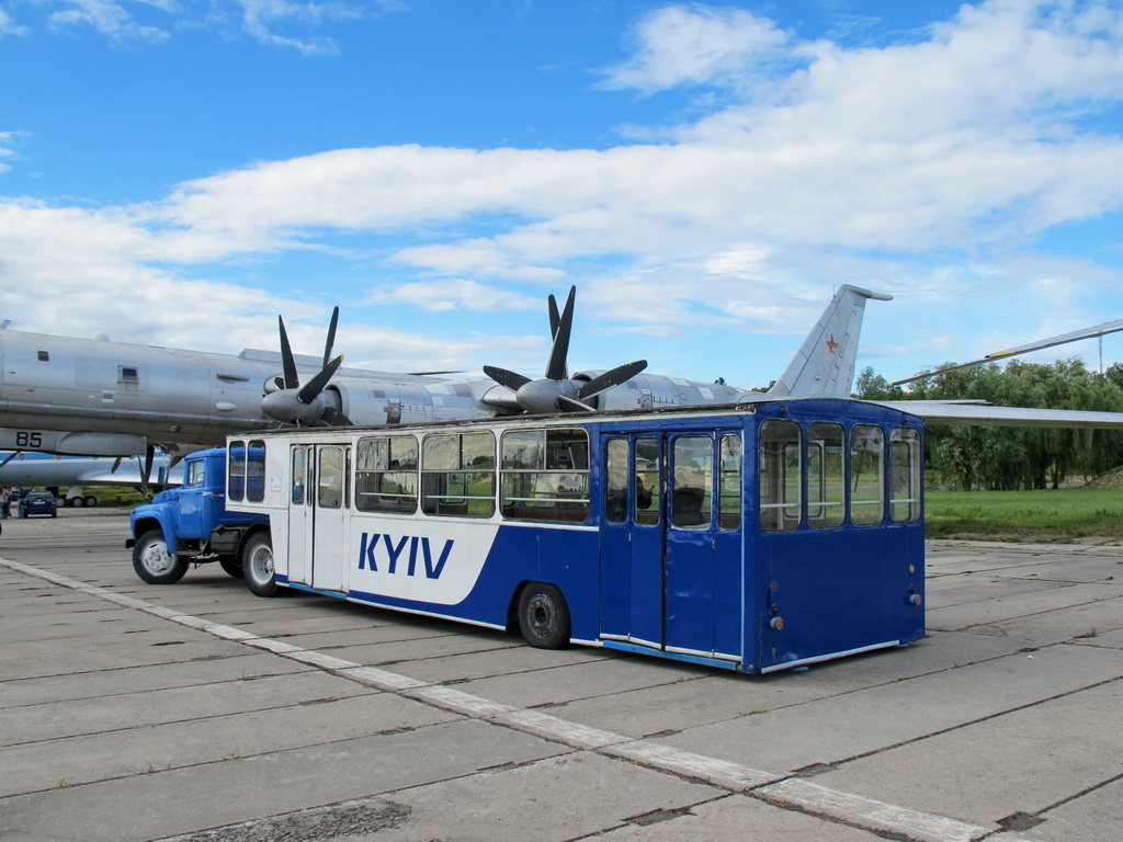 Почему в аэропортах СССР людей к трапу самолета возили грузовые автомобили с прицепом