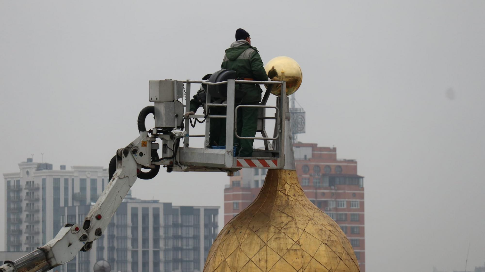 "Знак нашей победы": на Софии Киевской установили крест, сорванный ураганом перед российским вторжением