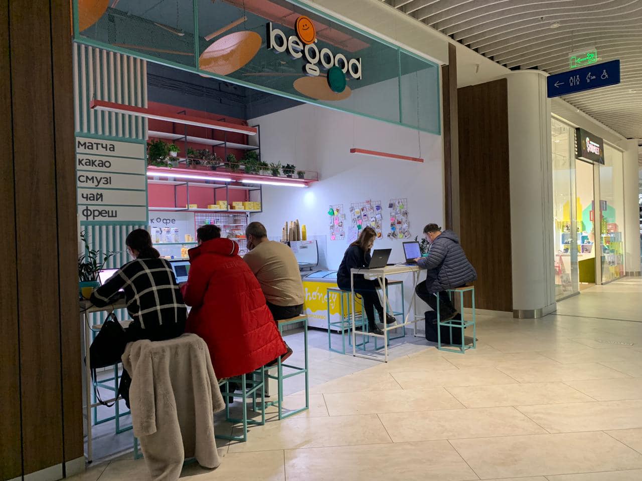 Появились фото с самого большого пункта незламності в Киеве: что там есть и какой график