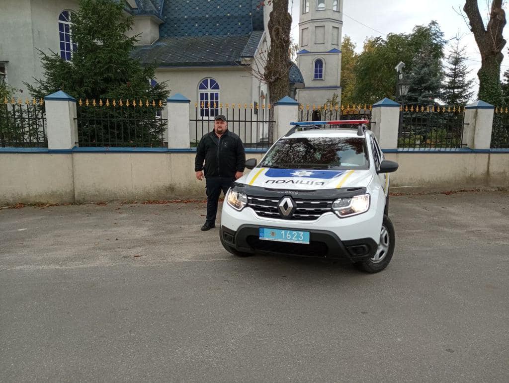 Круті хлопці! Під Києвом поліцейські врятували рибалку з водяної пастки (відео)