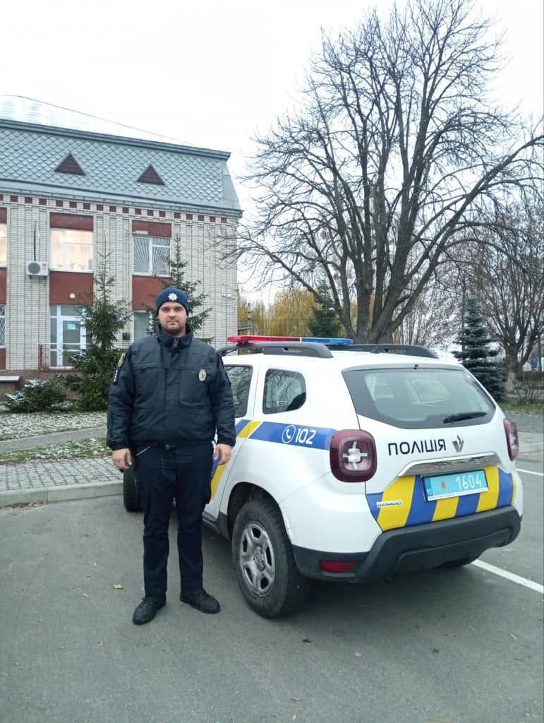 Круті хлопці! Під Києвом поліцейські врятували рибалку з водяної пастки (відео)