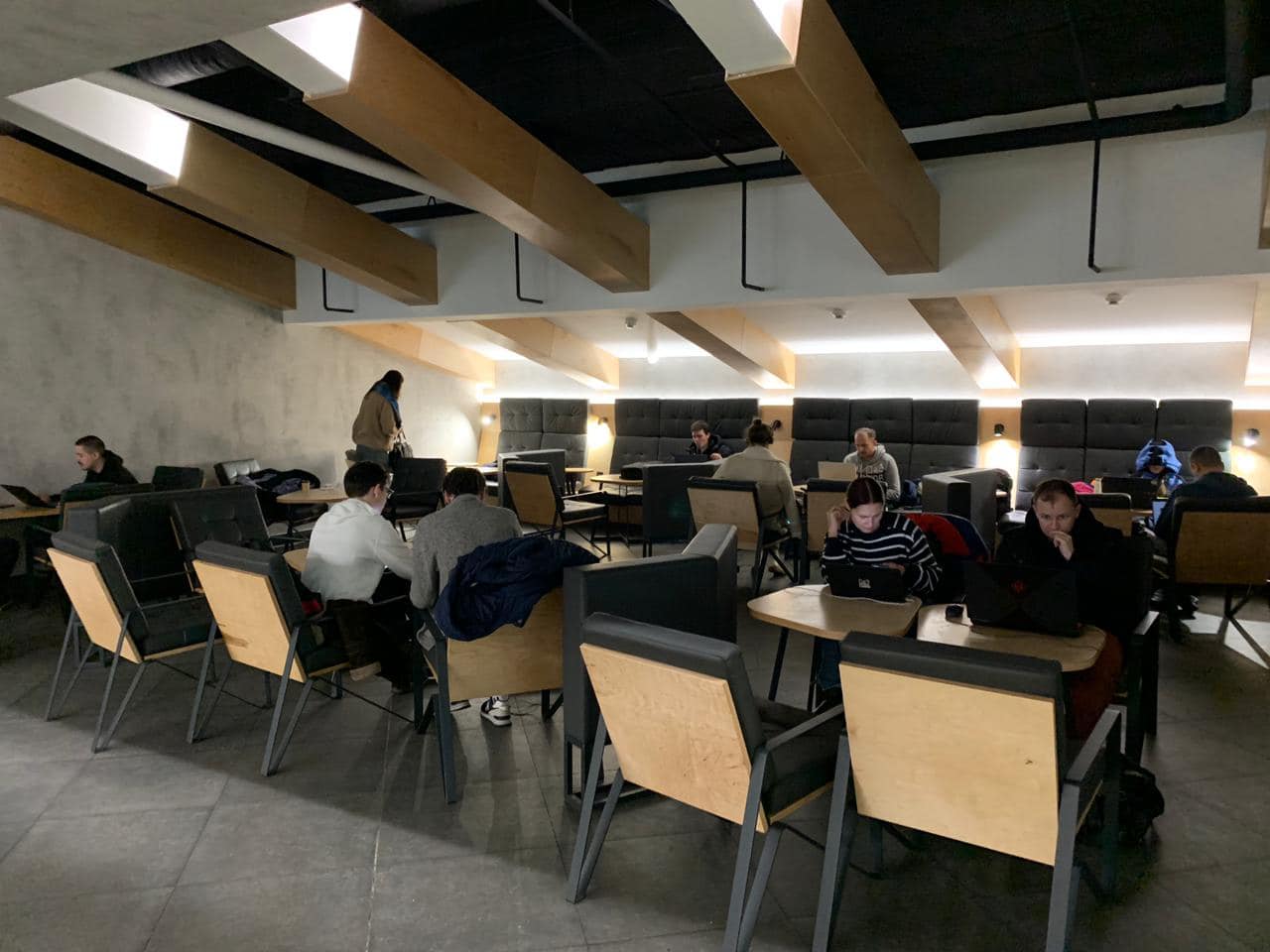 Появились фото с самого большого пункта незламності в Киеве: что там есть и какой график