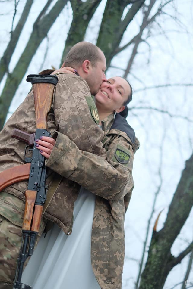 Наречена подолала 700 км, аби вийти заміж просто на передовій: чуттєві фото