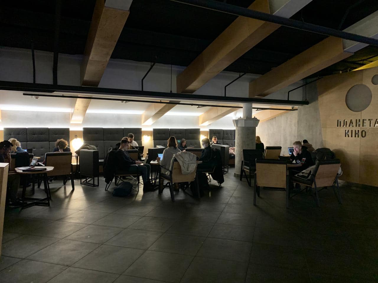 Появились фото с самого большого пункта незламності в Киеве: что там есть и какой график