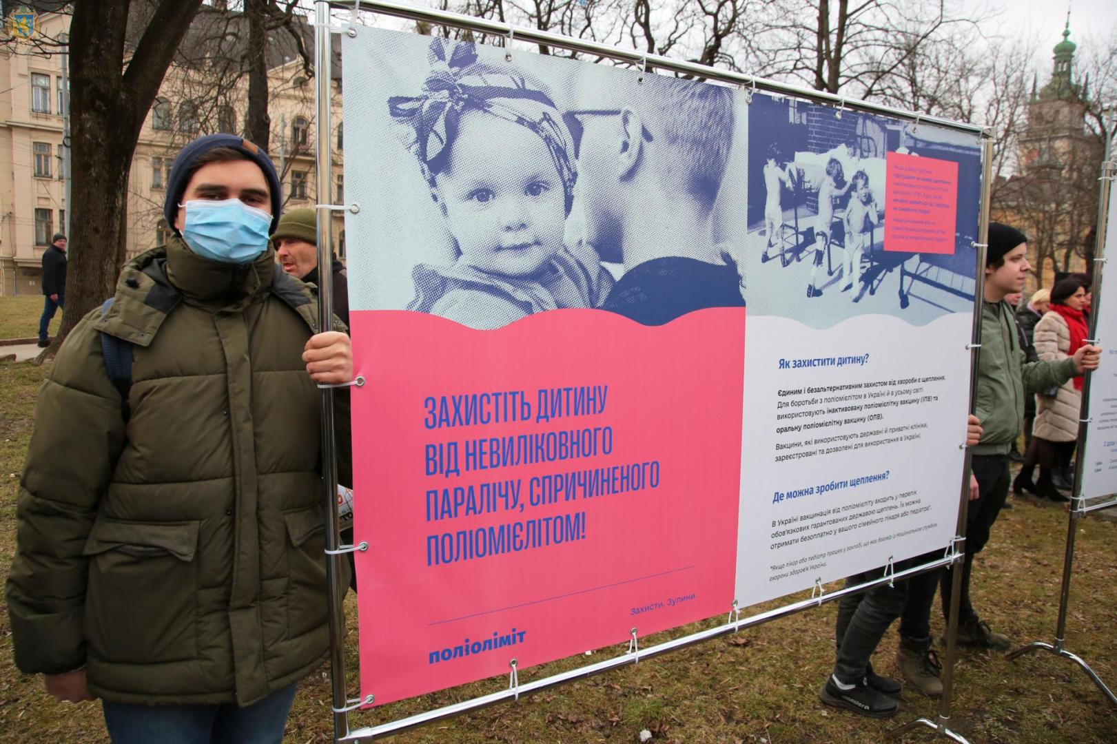 Украинский медик-силач зубами протянул "скорую" с десятью детьми