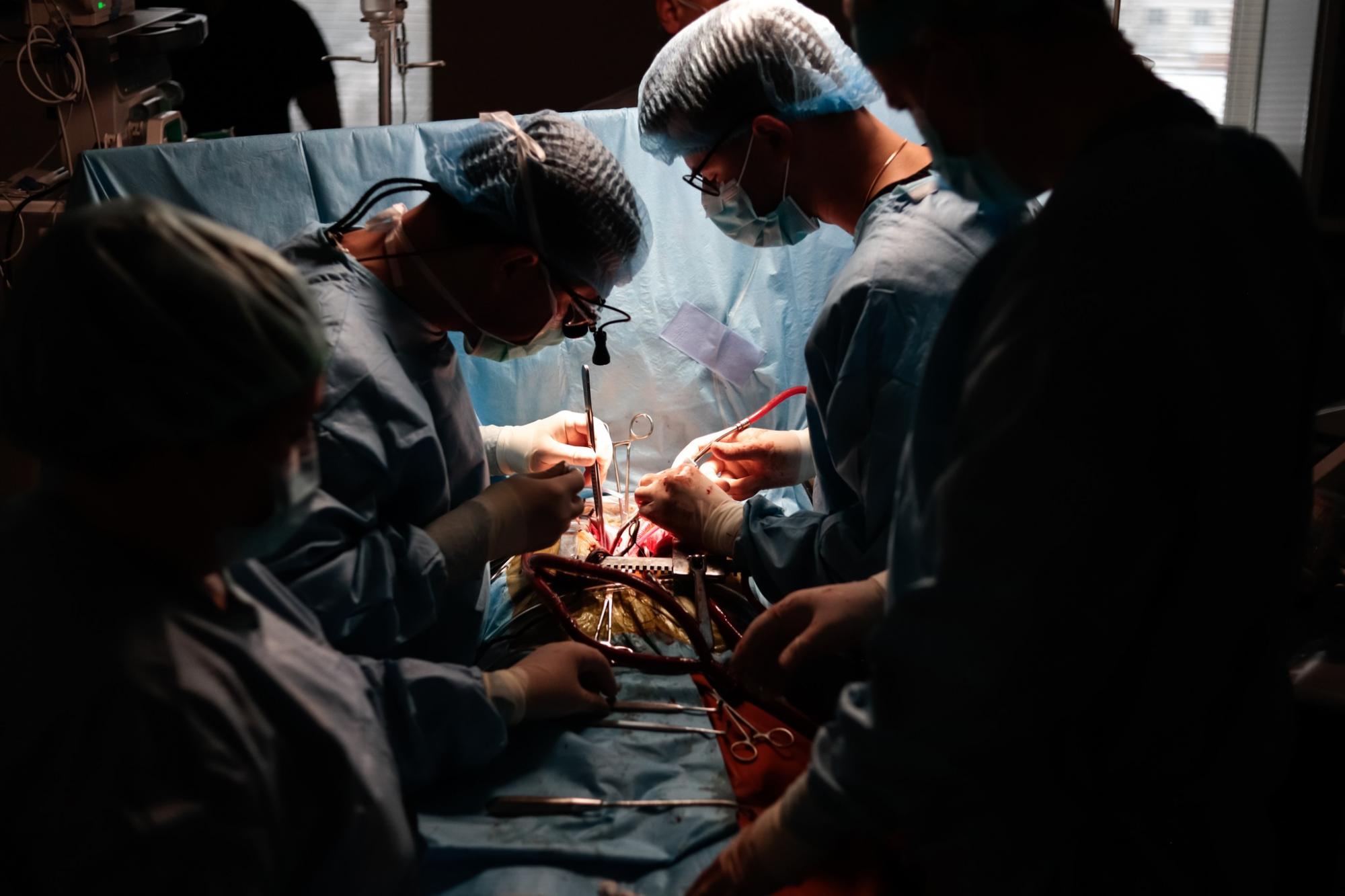 Українські лікарі без світла прооперували жінку з "великим серцем": як вони це зробили