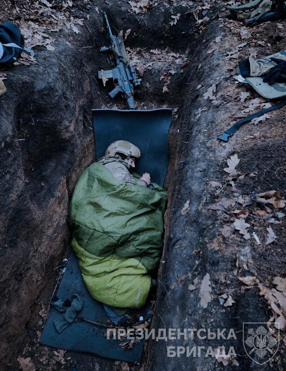 "Щоб інші спали в ліжках": у ЗСУ показали щемливе фото, як захисники відпочивають в окопах