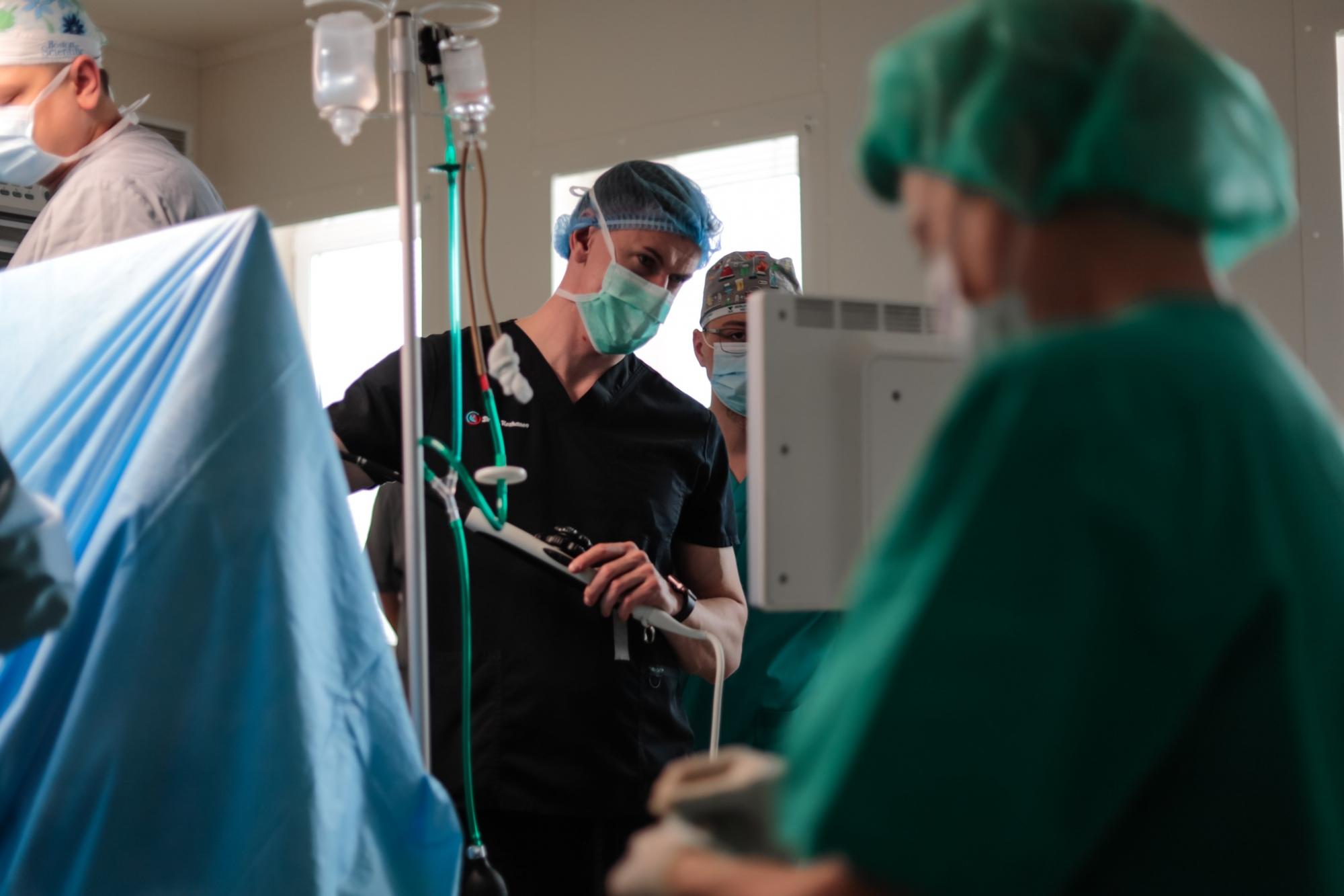 Українські лікарі без світла прооперували жінку з "великим серцем": як вони це зробили