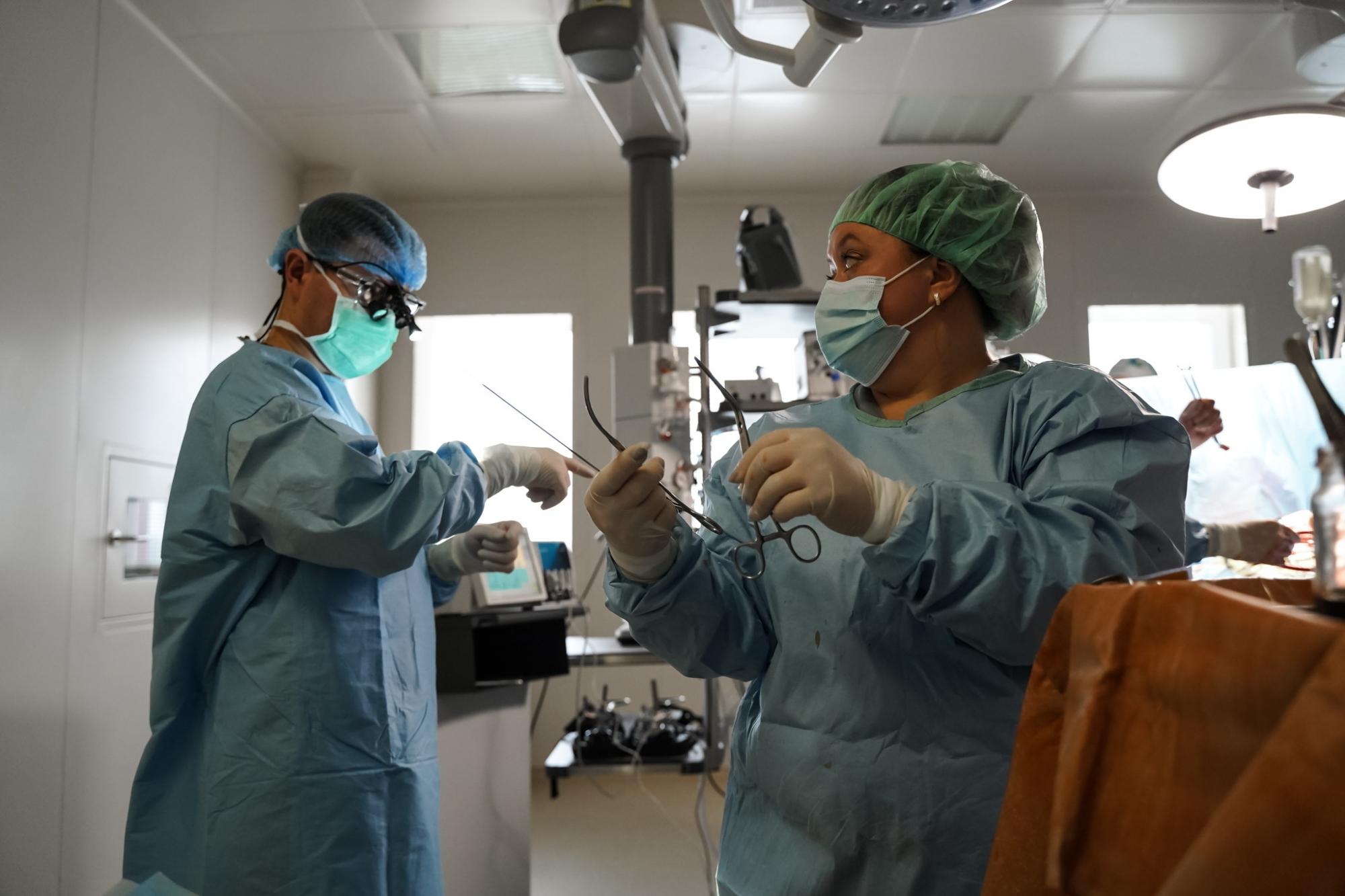 Українські лікарі без світла прооперували жінку з "великим серцем": як вони це зробили