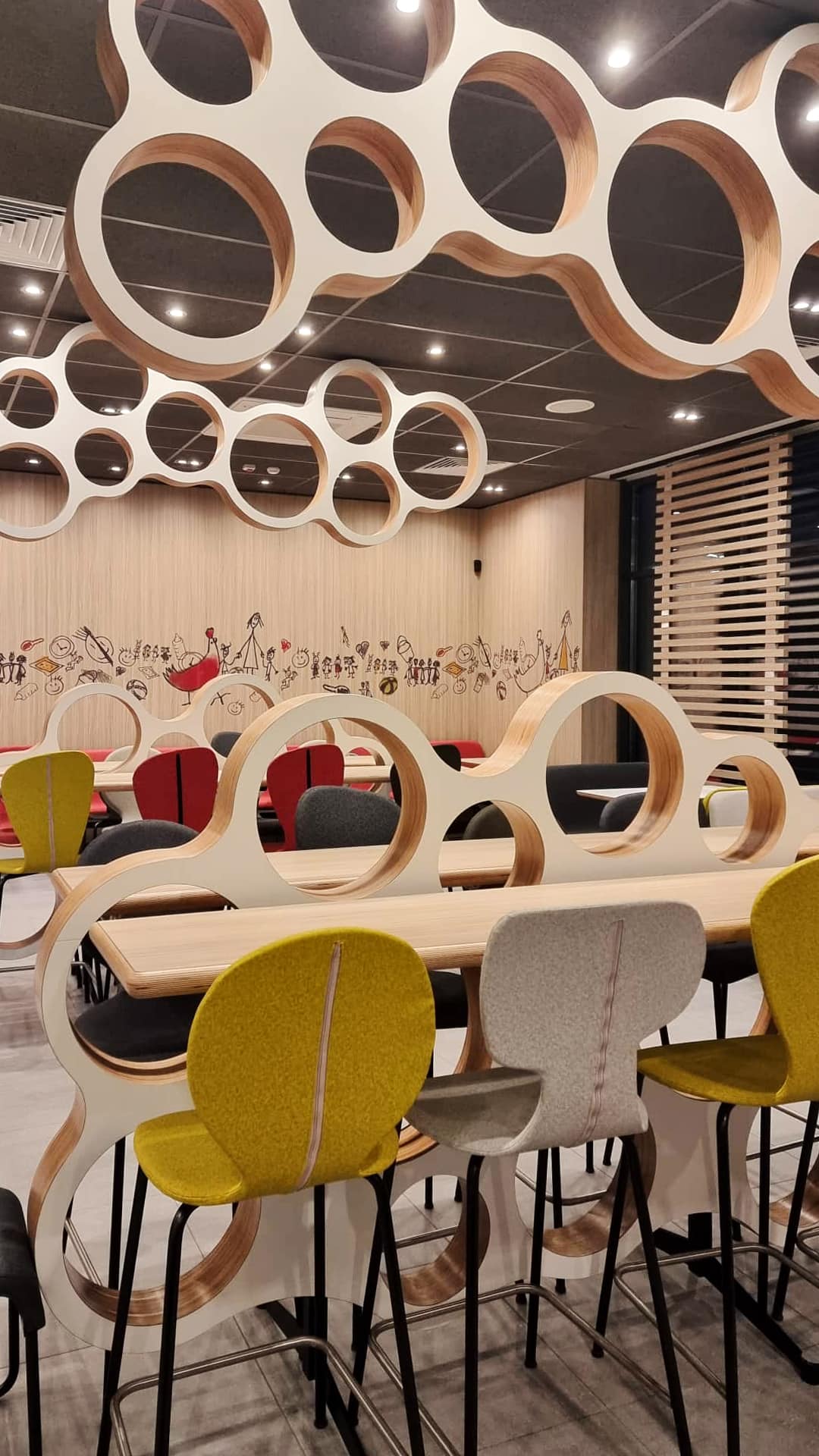 У Києві відкрився новий двоповерховий McDonald's: фото ресторану та адреса