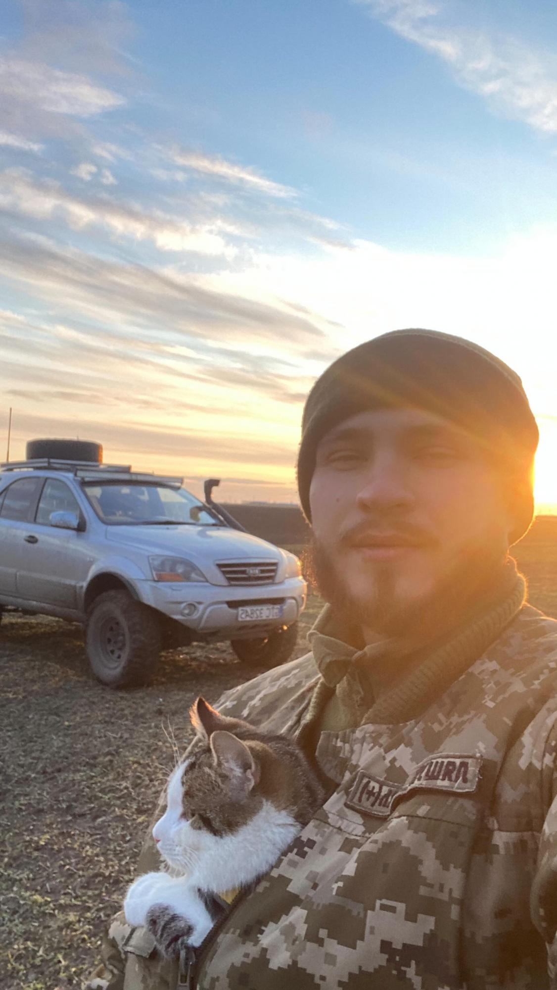 Шукали три тижні всі військові: бойовий кіт Шайба повернувся до власника (фото)