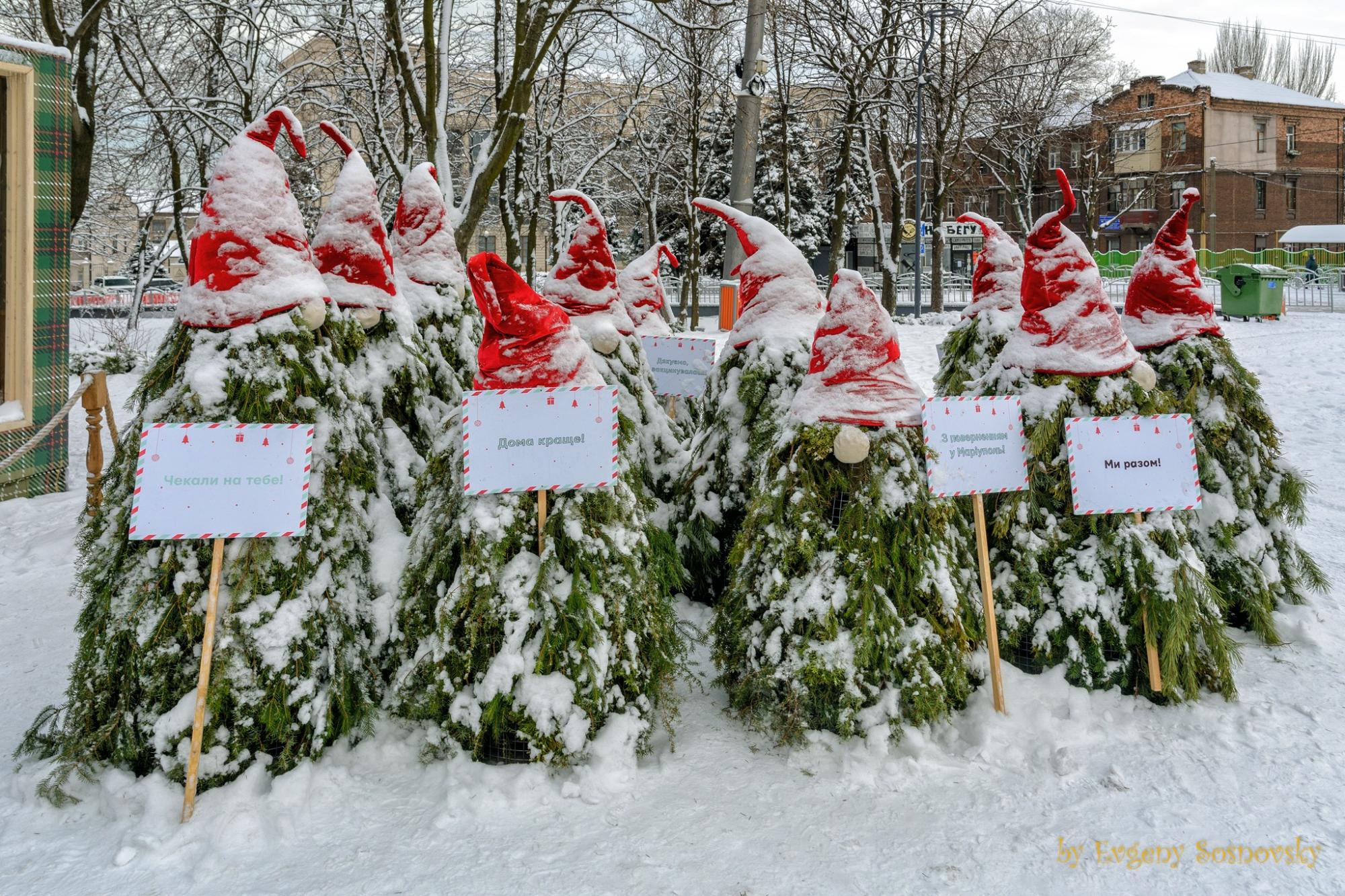 Последнее Рождество в Мариуполе: смотрите фото, которые были тайно увезены из блокадного города