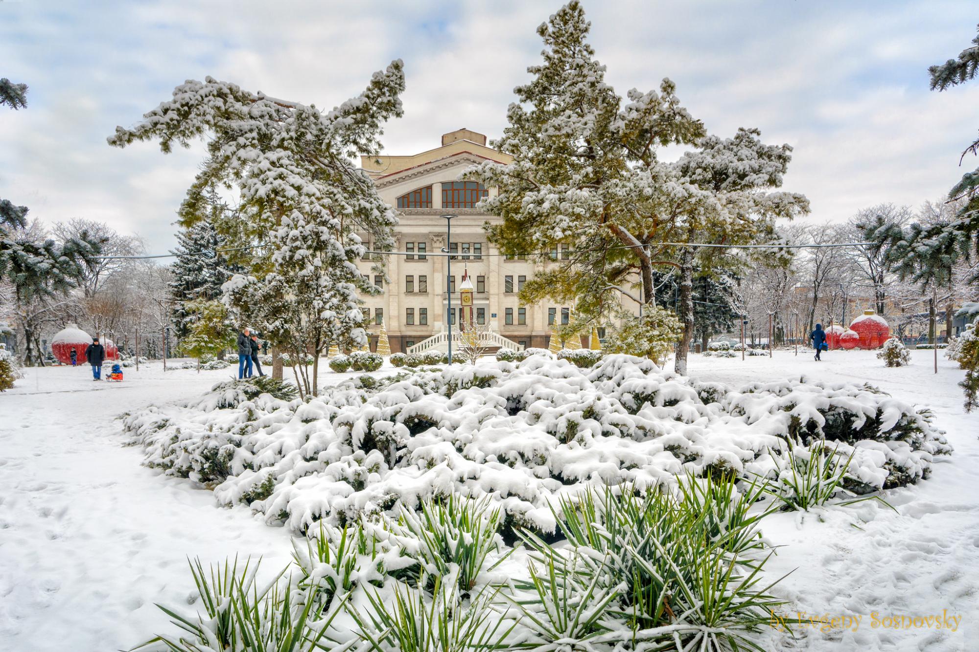Последнее Рождество в Мариуполе: смотрите фото, которые были тайно увезены из блокадного города