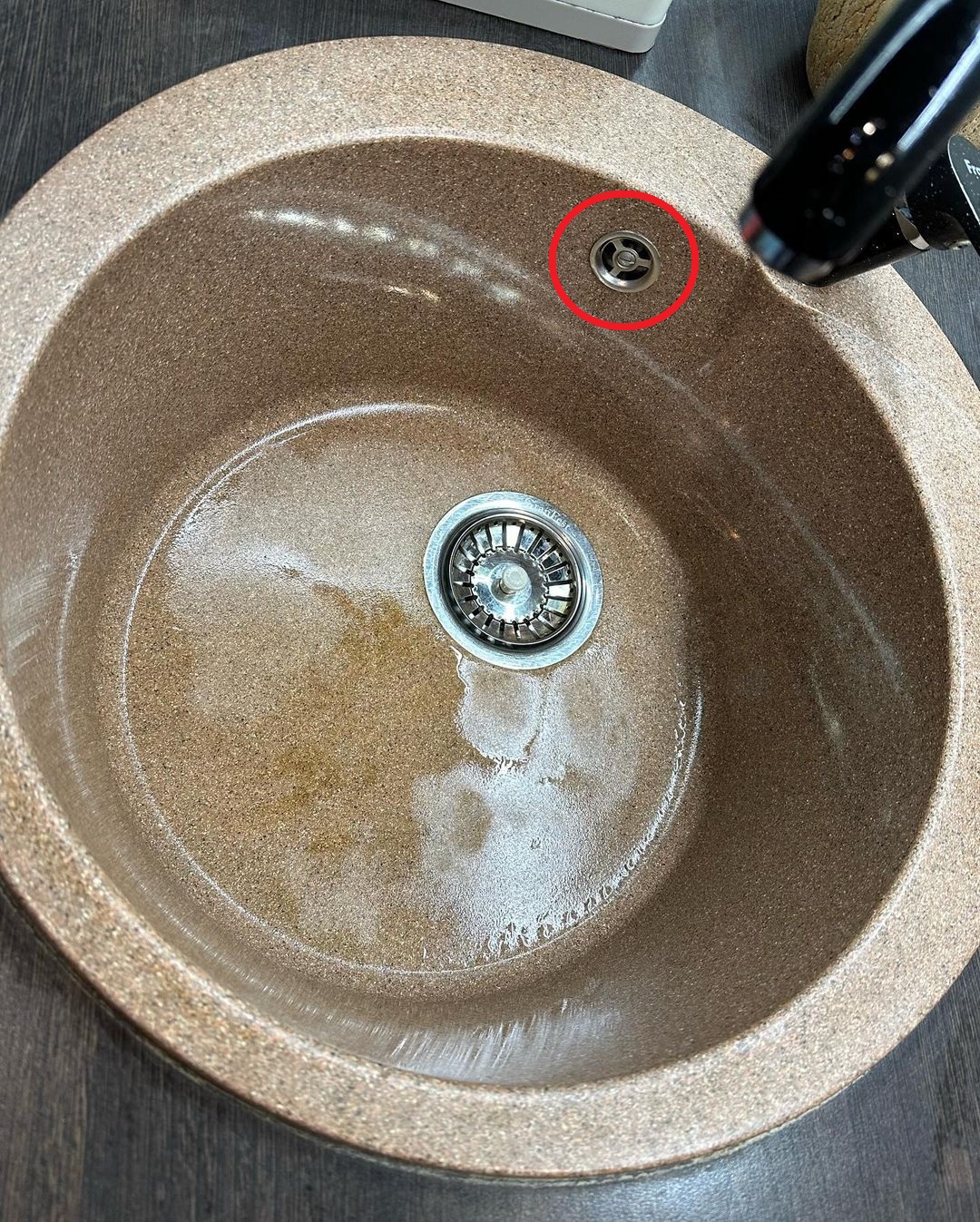 А ви знали навіщо вашій раковині другий отвір?