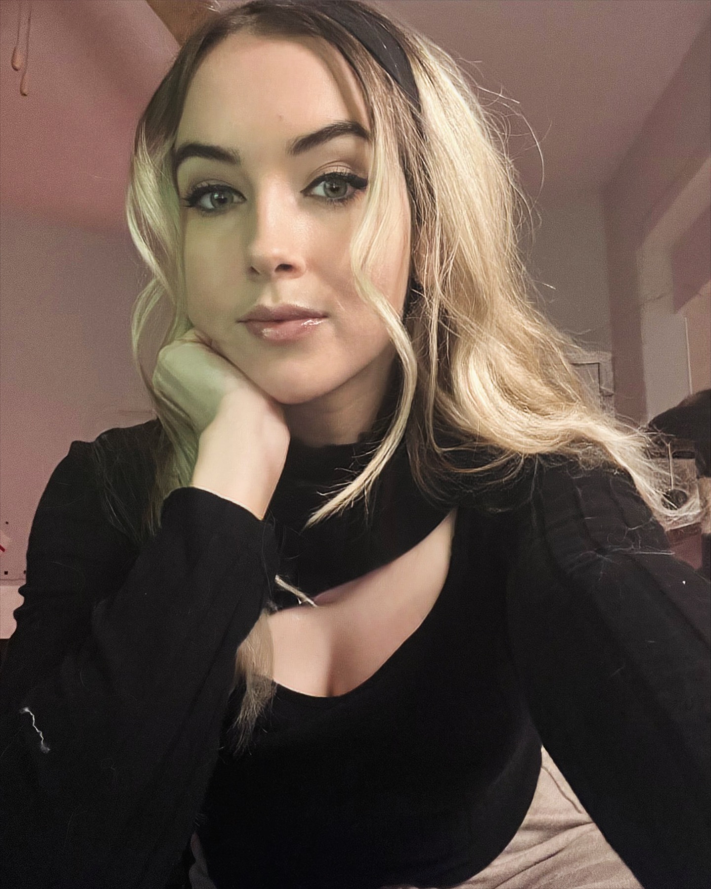 Ця дівчина три роки транслювала своє життя онлайн 24/7: ось як вона виглядає зараз