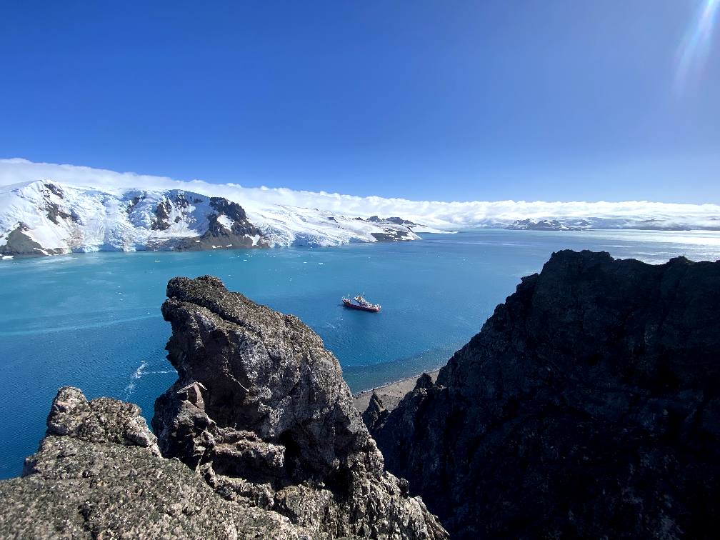 Український криголам прибув до станції Вернадського: полярники показали неймовірні фото