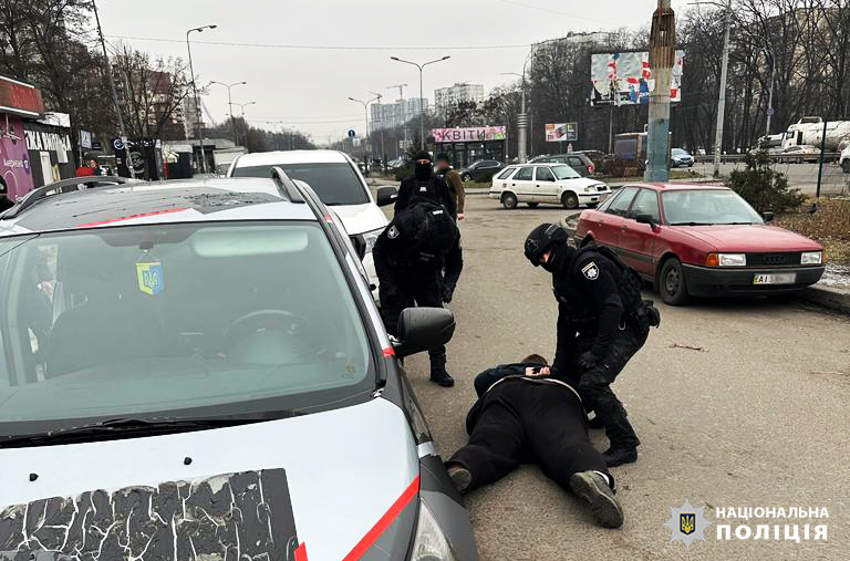 У Києві фейковий "коп" займався здирством: як діяв шахрай