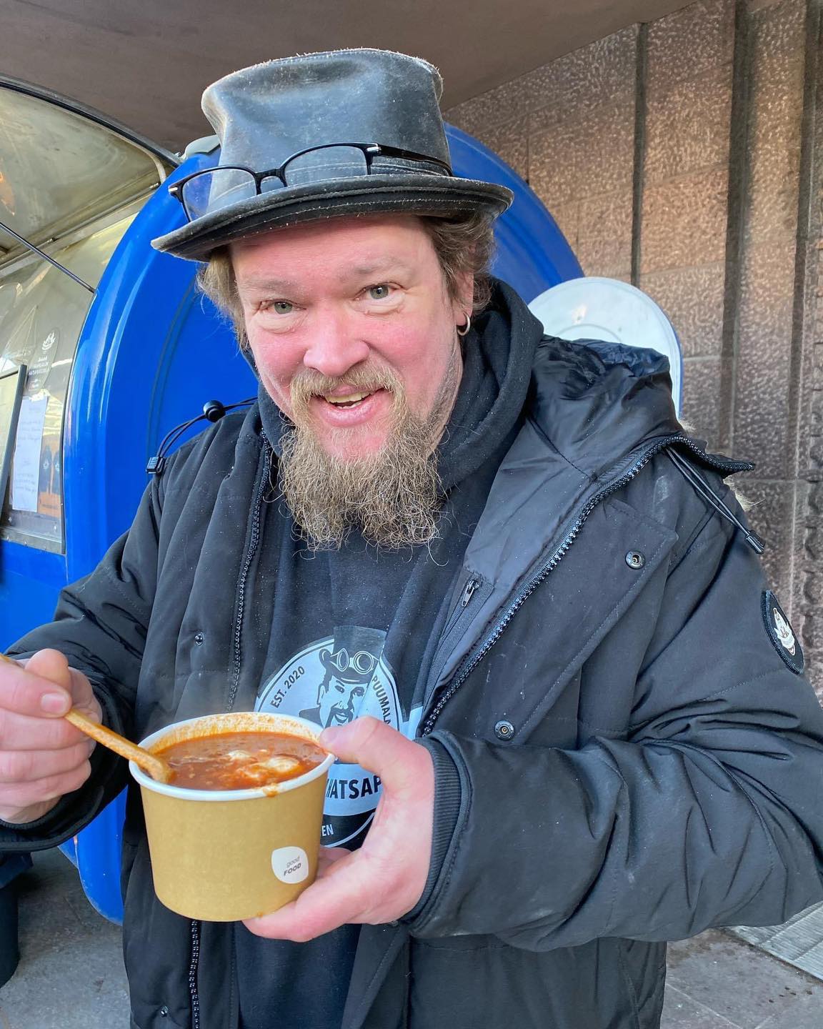 Финский актер закрыл бизнесы в РФ и продает в Хельсинки борщ с пирогами, чтобы помочь Украине