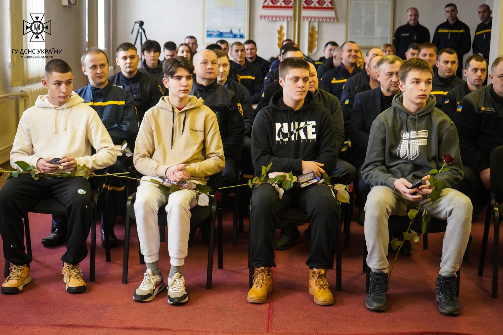 Школярі у Броварах, які рятували дітей у садочку після авіакатастрофи, отримали нагороди (фото)