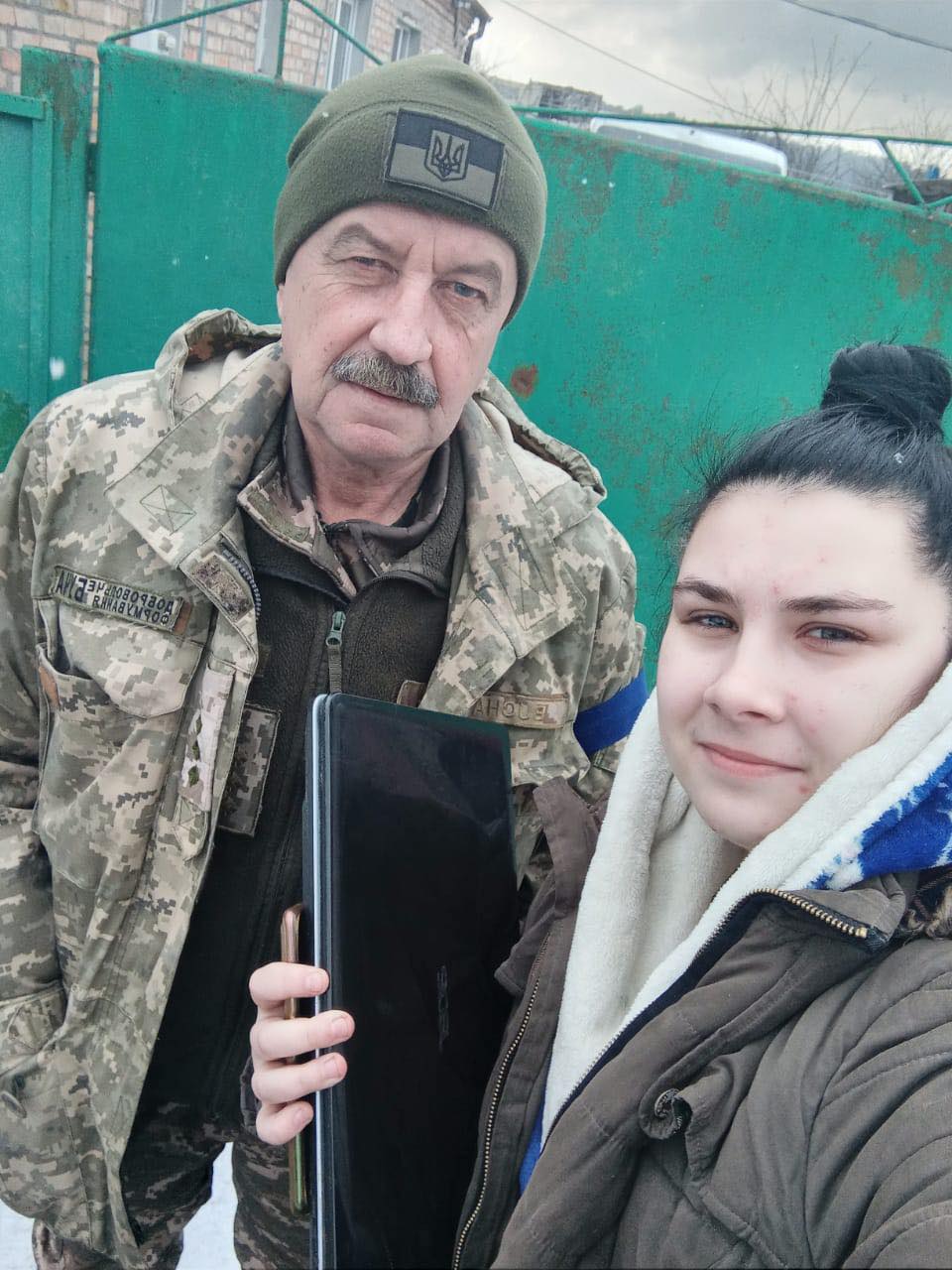 Під Києвом у бліндажі окупантів виявили викрадений ноутбук: як знайшли власника (фото)