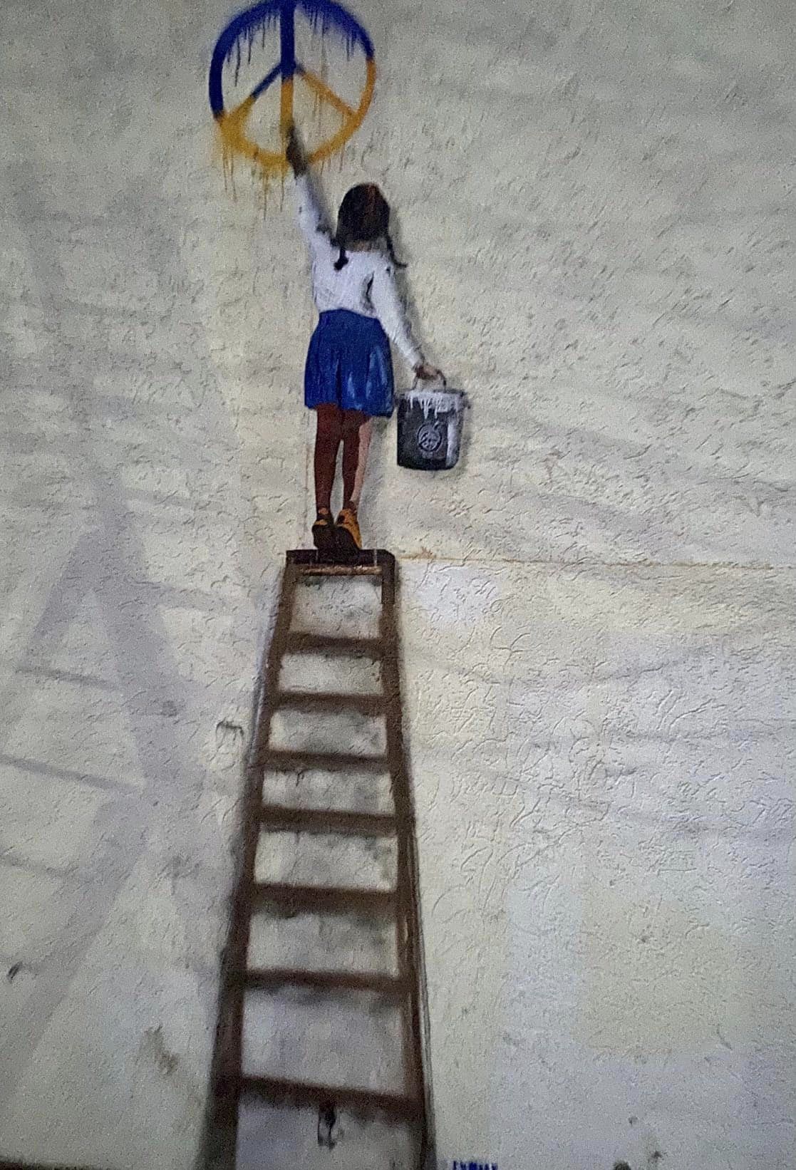 У Бучі та Ірпені з'явилися графіті італійського художника TvBoy, який "посадив" Путіна