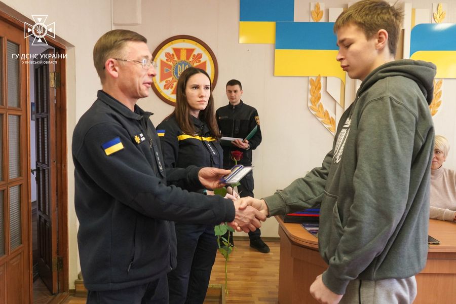 Школярі у Броварах, які рятували дітей у садочку після авіакатастрофи, отримали нагороди (фото)