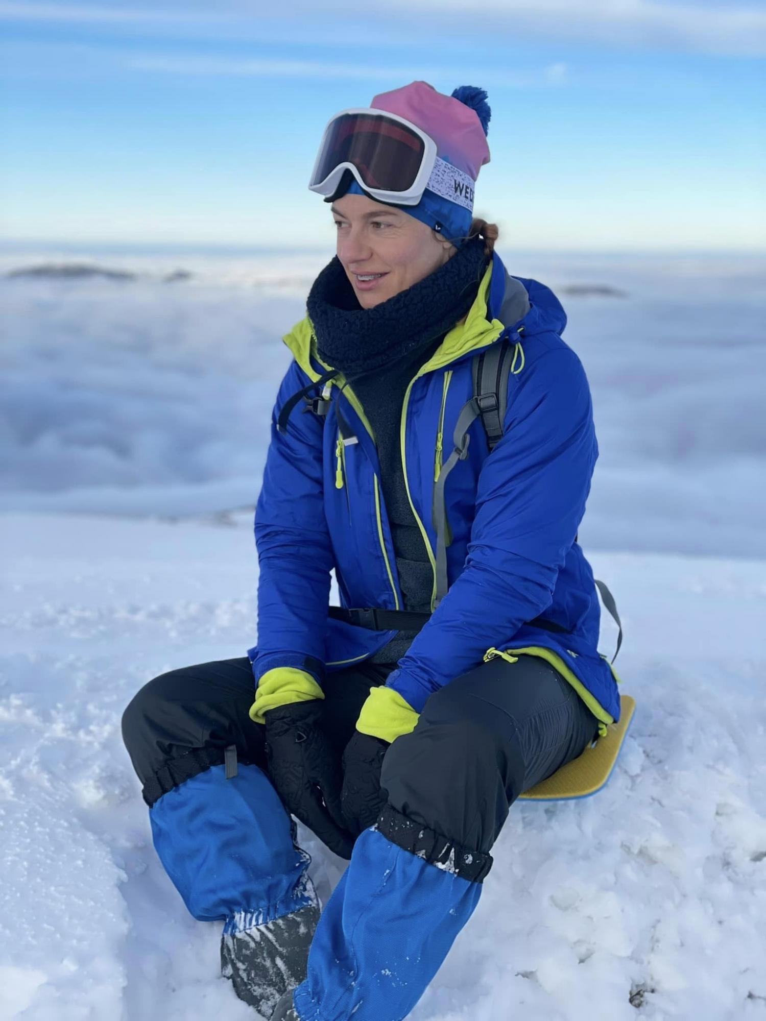 Это поразительно! Украинская спасательница надела форму, выполняя упражнения на перекладине